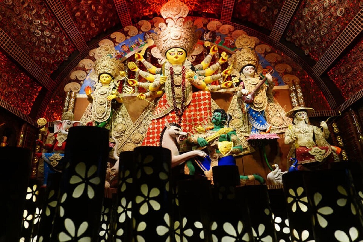 બાલીગંજ કલ્ચરલ એસોસિએશનના દ્વારા ઇકો ફેન્ડલી પંડાલ બનાવવામાં આવ્યું છે. આ પંડાલની વિશેષતા દેવી દુર્ગાની મૂર્તિનું સ્થાન છે અને આ પંડાલમાં રોશની પણ તેનું મુખ્ય આકર્ષણ છે.Images Credit/Subhagata Dey બાલીગંજ કલ્ચરલ એસોસિએશનના દ્વારા ઇકો ફેન્ડલી પંડાલ બનાવવામાં આવ્યું છે. આ પંડાલની વિશેષતા દેવી દુર્ગાની મૂર્તિનું સ્થાન છે અને આ પંડાલમાં રોશની પણ તેનું મુખ્ય આકર્ષણ છે.Images Credit/Subhagata Dey