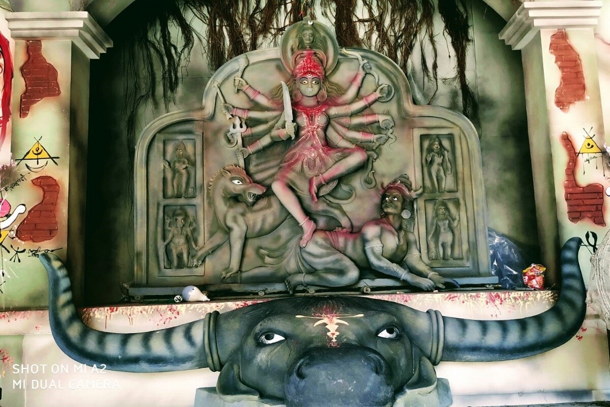 વળી, શિવ મંદિર પૂજા સમિતિએ કોરોના સંક્રમણને ધ્યાનમાં રાખીને દુર્ગાપૂજા પંડાલ અંગે વિશેષ સાવચેતીનાં પગલાં લીધાં છે. આ વખતે વધારે ધામધૂમ નહીં પણ સલામતી અને સુરક્ષા સાથે વ્યવસ્થા કરવામાં આવી છે. ઉલ્લેખનીય છે કે કોરોના કાળમા તમામ પંડાલોને કેન્દ્ર અને રાજ્ય સરકાર તરફથી ખાસ ગાઇડલાઇન્સ આપવામાં આવી છે. જે અંતર્ગત તેમણે આ દુર્ગાપૂજામાં પંડાલ બનાવતી વખતે આ તમામ નિયમોનું પાલન કર્યું છે. જે રીતે ગુજરાતમાં નવરાત્રી મોટો તહેવાર છે. તે રીતે જ બંગાળ, બિહાર, ઉત્તર પ્રદેશ અને ઓરિસ્સામાં દુર્ગા પૂજાનું અનોખું મહત્વ છે. અને નવે નવ દિવસોને ભારે ધામધૂમ અને હર્ષોઉલ્લાસ સાથે ઉજવવામાં આવે છે. Images Credit/Subhagata Dey વળી, શિવ મંદિર પૂજા સમિતિએ કોરોના સંક્રમણને ધ્યાનમાં રાખીને દુર્ગાપૂજા પંડાલ અંગે વિશેષ સાવચેતીનાં પગલાં લીધાં છે. આ વખતે વધારે ધામધૂમ નહીં પણ સલામતી અને સુરક્ષા સાથે વ્યવસ્થા કરવામાં આવી છે. ઉલ્લેખનીય છે કે કોરોના કાળમા તમામ પંડાલોને કેન્દ્ર અને રાજ્ય સરકાર તરફથી ખાસ ગાઇડલાઇન્સ આપવામાં આવી છે. જે અંતર્ગત તેમણે આ દુર્ગાપૂજામાં પંડાલ બનાવતી વખતે આ તમામ નિયમોનું પાલન કર્યું છે. જે રીતે ગુજરાતમાં નવરાત્રી મોટો તહેવાર છે. તે રીતે જ બંગાળ, બિહાર, ઉત્તર પ્રદેશ અને ઓરિસ્સામાં દુર્ગા પૂજાનું અનોખું મહત્વ છે. અને નવે નવ દિવસોને ભારે ધામધૂમ અને હર્ષોઉલ્લાસ સાથે ઉજવવામાં આવે છે. Images Credit/Subhagata Dey
