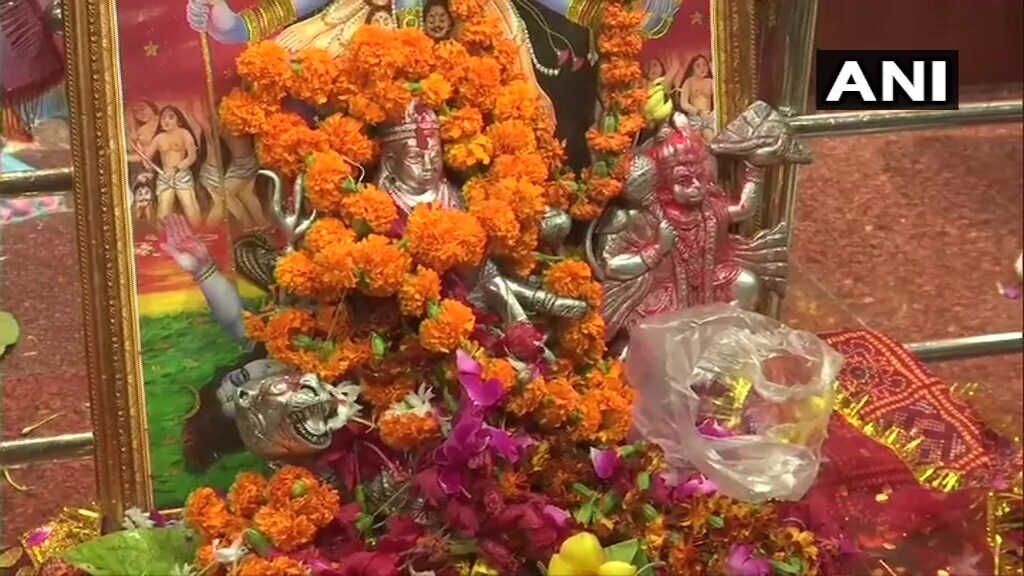 દેશભરના અલગ અલગ વિસ્તારોમાં શનિવારે નવરાત્રી પર્વનો (Navratri 2020) પ્રારંભ કરવામાં આવ્યો છે. કાશ્મીરથી લઇને કન્યાકુમારી સુધીના મંદિરોમાં પૂજા અર્ચના કરવામાં આવી છે. જો કે કોરોના કાળમાં અનેક માઇ ભક્તો મંદિરોમાં પૂજા અર્ચના કરવા આવ્યા તો ખરા પણ કોવિડ પ્રોટોકોલના પાલન કરવામાં જોર મૂકવામાં આવ્યું હતું. તસવીર- ગોરખપુર કાળી મંદિર દેશભરના અલગ અલગ વિસ્તારોમાં શનિવારે નવરાત્રી પર્વનો (Navratri 2020) પ્રારંભ કરવામાં આવ્યો છે. કાશ્મીરથી લઇને કન્યાકુમારી સુધીના મંદિરોમાં પૂજા અર્ચના કરવામાં આવી છે. જો કે કોરોના કાળમાં અનેક માઇ ભક્તો મંદિરોમાં પૂજા અર્ચના કરવા આવ્યા તો ખરા પણ કોવિડ પ્રોટોકોલના પાલન કરવામાં જોર મૂકવામાં આવ્યું હતું. તસવીર- ગોરખપુર કાળી મંદિર