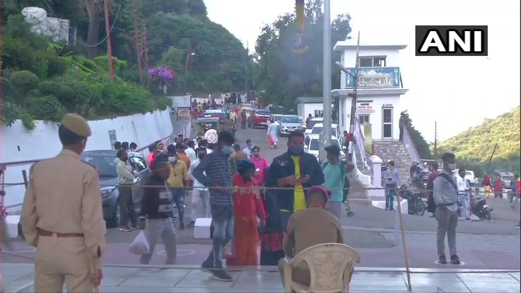 સાથે જ બંગાળનીમાં પણ દૂર્ગા પૂજાનું ડિજિટલ માધ્યમથી ઉદ્ધાટન કરવામાં આવી રહ્યું છે. અને લોકોને પ ડિજિટલ જ દર્શન કરવાની સલાહ આપવામાં આવી રહી છે. હાલમાં જ પશ્ચિમ બંગાળના મુખ્યમંત્રી મમતા બેનર્જીએ પણ ડિજિટલી પંડાલની ઓપનિંગ કરાવી હતી. તસવીર- જમ્મુ કાશ્મીર સાથે જ બંગાળનીમાં પણ દૂર્ગા પૂજાનું ડિજિટલ માધ્યમથી ઉદ્ધાટન કરવામાં આવી રહ્યું છે. અને લોકોને પ ડિજિટલ જ દર્શન કરવાની સલાહ આપવામાં આવી રહી છે. હાલમાં જ પશ્ચિમ બંગાળના મુખ્યમંત્રી મમતા બેનર્જીએ પણ ડિજિટલી પંડાલની ઓપનિંગ કરાવી હતી. તસવીર- જમ્મુ કાશ્મીર
