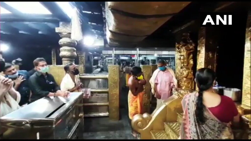 શનિવારે સબરીમાલા મંદિરના કપાટ પણ ખોલવામાં આવ્યા હતા. જો કે અહીં આવતા ભક્તોને પહેલા કોવિડ 19ના ટેસ્ક કરાવવો અનિવાર્ય છે. શનિવારે સબરીમાલા મંદિરના કપાટ પણ ખોલવામાં આવ્યા હતા. જો કે અહીં આવતા ભક્તોને પહેલા કોવિડ 19ના ટેસ્ક કરાવવો અનિવાર્ય છે.