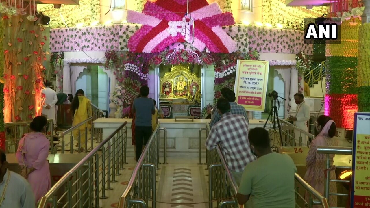 રાષ્ટ્રની રાજધાની દિલ્હી સ્થિત ઝંડેવાલાન મંદિરમાં ભક્તો પ્રથમ નોરતે જોવા મળ્યા પણ આ સોશિયલ ડિસ્ટેસિંગ સાથે. વધુમાં આ વખતે અહીં રામલીલાનું મંચન નહીં થાય. આ કારણે દૂર્ગા પૂજાનો પર્વ પણ ફિકો પડતો નજરે પડ્યો હતો. રાષ્ટ્રની રાજધાની દિલ્હી સ્થિત ઝંડેવાલાન મંદિરમાં ભક્તો પ્રથમ નોરતે જોવા મળ્યા પણ આ સોશિયલ ડિસ્ટેસિંગ સાથે. વધુમાં આ વખતે અહીં રામલીલાનું મંચન નહીં થાય. આ કારણે દૂર્ગા પૂજાનો પર્વ પણ ફિકો પડતો નજરે પડ્યો હતો.