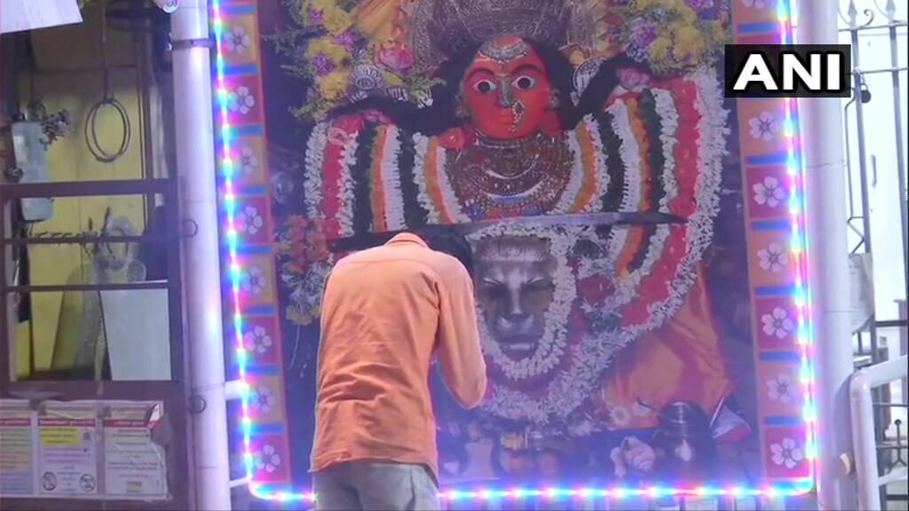 મહારાષ્ટ્ર સ્થિત મુંબા દેવીના ઘરે બેઠા કરી લો અહીં દર્શન. પ્રથમ નોરતે અહીં પણ ભક્તોએ કરી હતી પૂજા અર્ચના. મહારાષ્ટ્ર સ્થિત મુંબા દેવીના ઘરે બેઠા કરી લો અહીં દર્શન. પ્રથમ નોરતે અહીં પણ ભક્તોએ કરી હતી પૂજા અર્ચના.