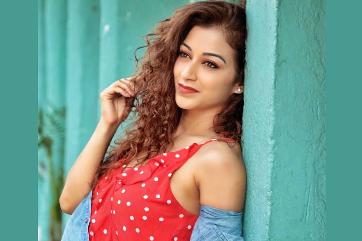 પારિવારિક કોમેડી શો તારક મહેતા કા ઉલ્ટા ચશ્મા હવે ઘરે ઘરમાં પોતાની ખાસ ઓળખ બનાવી ચૂક્યા છે. આ શોમાં જોવા મળતા દરેક પાત્રની ફેન ફોલોઇંગ છે. ત્યારે હાલમાં જ આ શોમાં એન્ટ્રી લેનારી નવી અંજલિ ભાભી એટલે કે એક્ટ્રેસ સુનૈનાના ફોજદારએ પણ શ્રોતાઓના દિલમાં એક ખાસ સ્થાન બનાવ્યું છે. તેની ફેન ફોલોવિંગમાં પણ જોરદાર વધારો થયો છે. વળી ચાહકો સાથે જોડાયેલા રહેવા માટે સુનૈના પણ સોશિયલ મીડિયા પર ખૂબ જ એક્ટિવ રહે છે અને પોતાની સુંદર તસવીરો પોસ્ટ કરતી રહે છે. તાજેતરમાં સુનૈનાએ કેટલાક આવા બોલ્ડ અને સુંદર ફોટો ફેન્સ સાથે શેર કર્યા છે. તમે પણ જુઓ આ તસવીરો. (Photo Credit- @sunayanaf/Instagram) પારિવારિક કોમેડી શો તારક મહેતા કા ઉલ્ટા ચશ્મા હવે ઘરે ઘરમાં પોતાની ખાસ ઓળખ બનાવી ચૂક્યા છે. આ શોમાં જોવા મળતા દરેક પાત્રની ફેન ફોલોઇંગ છે. ત્યારે હાલમાં જ આ શોમાં એન્ટ્રી લેનારી નવી અંજલિ ભાભી એટલે કે એક્ટ્રેસ સુનૈનાના ફોજદારએ પણ શ્રોતાઓના દિલમાં એક ખાસ સ્થાન બનાવ્યું છે. તેની ફેન ફોલોવિંગમાં પણ જોરદાર વધારો થયો છે. વળી ચાહકો સાથે જોડાયેલા રહેવા માટે સુનૈના પણ સોશિયલ મીડિયા પર ખૂબ જ એક્ટિવ રહે છે અને પોતાની સુંદર તસવીરો પોસ્ટ કરતી રહે છે. તાજેતરમાં સુનૈનાએ કેટલાક આવા બોલ્ડ અને સુંદર ફોટો ફેન્સ સાથે શેર કર્યા છે. તમે પણ જુઓ આ તસવીરો. (Photo Credit- @sunayanaf/Instagram)