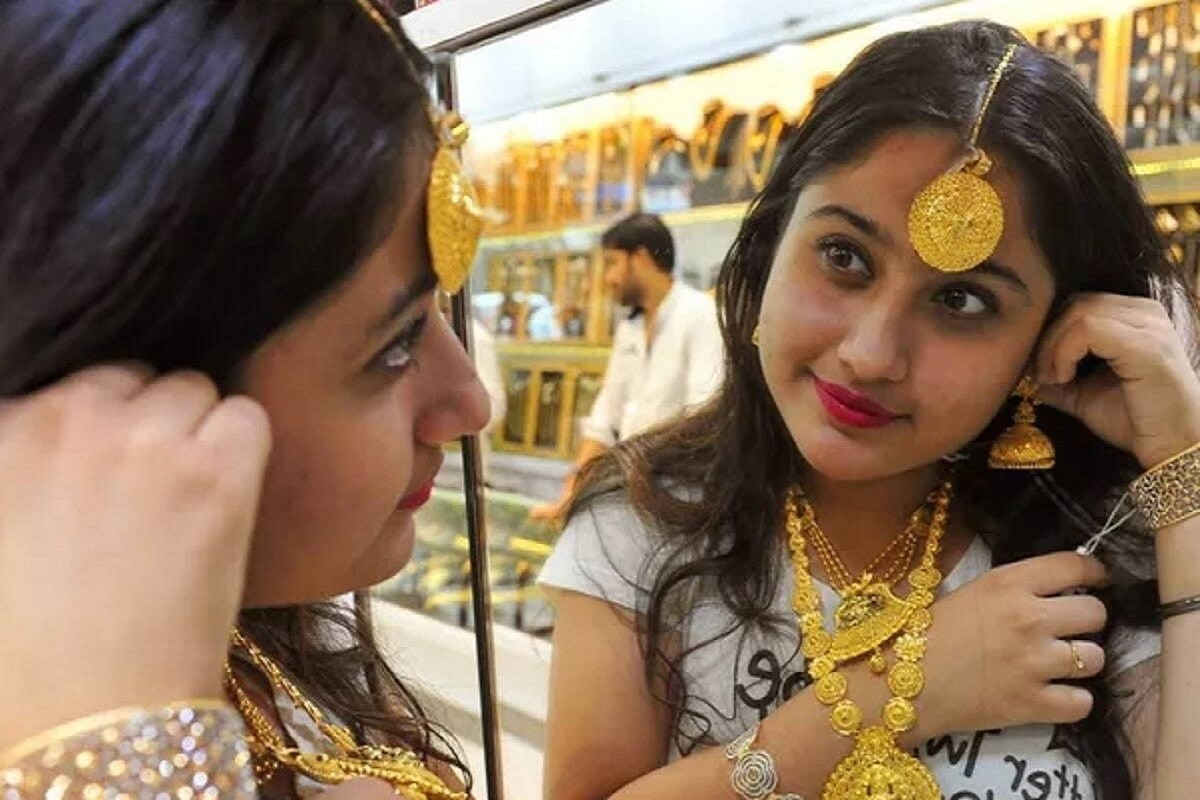 નવી દિલ્હીઃ સ્થાનિક બજારમાં સોના-ચાંદીના ભાવ (Gold-Silver Rate)માં ફરી એકવાર ઘટાડો જોવા મળી રહ્યો છે. ગુરુવારે મલ્ટી કમોડિટી એક્સચેન્જ (MCX) પર ગોલ્ડ વાયદાનો ભાવ 0.3 ટકા ગબડીને 50,180 રુપિયા પ્રતિ 10 ગ્રામ પર આવી ગયો છે. સતત ચોથા દિવસે તેમાં ઘટાડો નોંધાયો છે. જ્યારે ચાંદી પણ 0.8 ટકાના ઘટાડા સાથે 62,043 પ્રતિ કિલોગ્રામના સ્તર પર આવી ગઈ છે. સોનું (Gold Price) આજે લગભગ 450 રૂપિયા સસ્તું થયું, જ્યારે ચાંદી (Silver Price) 718 રૂપિયા સસ્તું થયું છે. ઓગસ્ટ મહિનામાં સોનાનો ભાવ 56,200 રૂપિયાના ઉચ્ચતમ સ્તર પર પહોંચી ગયો હતો, તેમાં હવે 6000 રૂપિયા પ્રતિ 10 ગ્રામનો ઘટાડો આવી ચૂક્યો છે. (પ્રતીકાત્મક તસવીર) નવી દિલ્હીઃ સ્થાનિક બજારમાં સોના-ચાંદીના ભાવ (Gold-Silver Rate)માં ફરી એકવાર ઘટાડો જોવા મળી રહ્યો છે. ગુરુવારે મલ્ટી કમોડિટી એક્સચેન્જ (MCX) પર ગોલ્ડ વાયદાનો ભાવ 0.3 ટકા ગબડીને 50,180 રુપિયા પ્રતિ 10 ગ્રામ પર આવી ગયો છે. સતત ચોથા દિવસે તેમાં ઘટાડો નોંધાયો છે. જ્યારે ચાંદી પણ 0.8 ટકાના ઘટાડા સાથે 62,043 પ્રતિ કિલોગ્રામના સ્તર પર આવી ગઈ છે. સોનું (Gold Price) આજે લગભગ 450 રૂપિયા સસ્તું થયું, જ્યારે ચાંદી (Silver Price) 718 રૂપિયા સસ્તું થયું છે. ઓગસ્ટ મહિનામાં સોનાનો ભાવ 56,200 રૂપિયાના ઉચ્ચતમ સ્તર પર પહોંચી ગયો હતો, તેમાં હવે 6000 રૂપિયા પ્રતિ 10 ગ્રામનો ઘટાડો આવી ચૂક્યો છે. (પ્રતીકાત્મક તસવીર)