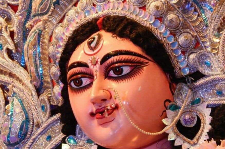 પાંચમા દિવસે મા સ્કંદમાતાની પૂજા થાય છે ત્યારે માતાજીને મીઠી દ્રાક્ષ ચડાવવી જોઇએ. ષષ્ઠીના દિવસે મા કાત્યાયનીને જામફળની પ્રસાદી આપવામાં આવે છે. પાંચમા દિવસે મા સ્કંદમાતાની પૂજા થાય છે ત્યારે માતાજીને મીઠી દ્રાક્ષ ચડાવવી જોઇએ. ષષ્ઠીના દિવસે મા કાત્યાયનીને જામફળની પ્રસાદી આપવામાં આવે છે.
