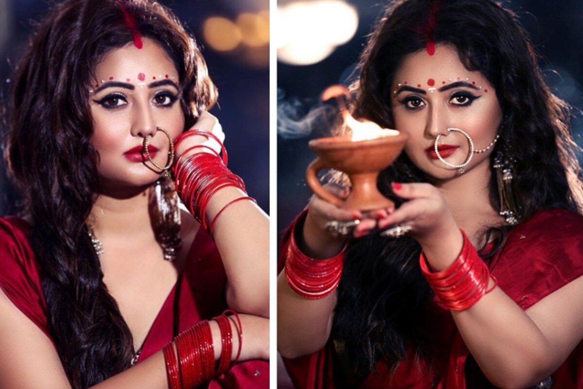 બિગ બોસ 13 પછી ટીવી એક્ટ્રેસ રશ્મિ દેસાઇ (Rashami Desai) સતત ચર્ચામાં છે. સોશિયલ મીડિયામાં અનેક લોકો તેની સુંદરતાના કાયલ થઇ રહ્યા છે. સોશિયલ મીડિયામાં હાલ રશ્મિ ખૂબ જ એક્ટિવ છે અને સમાચારોમાં પણ તે તેની નીતનવી તસવીરોના કારણે ચર્ચામાં છે. હાલ નવરાત્રી અને દુર્ગા પૂજા જેવા તહેવારોની સમય ચાલી રહ્યો છે. ત્યારે અનેક સેલેબ્રિટી ફેસ્ટિવલ લૂક પણ શેર કરી રહ્યા છે. તેવામાં નવરાત્રી (Navratri 2020) અને દુર્ગાપૂજાને લઇને રશ્મિએ બોંગ અવતારમાં ફોટો પડાવ્યા હતા. જેને લોકોએ ખૂબ જ પસંદ કર્યા હતા. Photo Credit- @imrashamidesai/Instagram બિગ બોસ 13 પછી ટીવી એક્ટ્રેસ રશ્મિ દેસાઇ (Rashami Desai) સતત ચર્ચામાં છે. સોશિયલ મીડિયામાં અનેક લોકો તેની સુંદરતાના કાયલ થઇ રહ્યા છે. સોશિયલ મીડિયામાં હાલ રશ્મિ ખૂબ જ એક્ટિવ છે અને સમાચારોમાં પણ તે તેની નીતનવી તસવીરોના કારણે ચર્ચામાં છે. હાલ નવરાત્રી અને દુર્ગા પૂજા જેવા તહેવારોની સમય ચાલી રહ્યો છે. ત્યારે અનેક સેલેબ્રિટી ફેસ્ટિવલ લૂક પણ શેર કરી રહ્યા છે. તેવામાં નવરાત્રી (Navratri 2020) અને દુર્ગાપૂજાને લઇને રશ્મિએ બોંગ અવતારમાં ફોટો પડાવ્યા હતા. જેને લોકોએ ખૂબ જ પસંદ કર્યા હતા. Photo Credit- @imrashamidesai/Instagram
