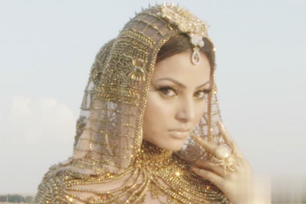 બોલીવુડ અભિનેત્રી ઉર્વશી રૌતેલા(Urvashi Rautela) આમ પણ તેના બોલ્ડ અને સુંદર ફોટો અને વીડિયાના કારણે ચર્ચામાં રહે છે. ત્યારે હાલમાં જ તેણે દુબઇ (Dubai) થી એક વીડિયો શેર કર્યો હતો. આ જોઈને લોકોએ અનુમાન લગાવ્યું કે તે દુબઈ વેકેશન માણવા ગઈ છે પરંતુ હવે ઉર્વશીની દુબઈના પ્રવાસનું સારું કારણ બહાર પાડ્યું છે. તે દુબઇમાં આરબ ફેશન વીકમાં ભાગ લેવા ગઈ હતી. અહીં ઉર્વશીએ તેવો ધમકો કર્યો છે જે જોઇને તેના ચાહકો પણ જાણીને ચોંકી જશે. ઉર્વશીનો આ ફોટો આ ફેશન વીકથી બહાર આવ્યો છે, જે જણાવે છે કે તે આ ફેશન વીકમાં ભાગ લેવા દુબઇ ગઇ હતી. બોલીવુડ અભિનેત્રી ઉર્વશી રૌતેલા(Urvashi Rautela) આમ પણ તેના બોલ્ડ અને સુંદર ફોટો અને વીડિયાના કારણે ચર્ચામાં રહે છે. ત્યારે હાલમાં જ તેણે દુબઇ (Dubai) થી એક વીડિયો શેર કર્યો હતો. આ જોઈને લોકોએ અનુમાન લગાવ્યું કે તે દુબઈ વેકેશન માણવા ગઈ છે પરંતુ હવે ઉર્વશીની દુબઈના પ્રવાસનું સારું કારણ બહાર પાડ્યું છે. તે દુબઇમાં આરબ ફેશન વીકમાં ભાગ લેવા ગઈ હતી. અહીં ઉર્વશીએ તેવો ધમકો કર્યો છે જે જોઇને તેના ચાહકો પણ જાણીને ચોંકી જશે. ઉર્વશીનો આ ફોટો આ ફેશન વીકથી બહાર આવ્યો છે, જે જણાવે છે કે તે આ ફેશન વીકમાં ભાગ લેવા દુબઇ ગઇ હતી.