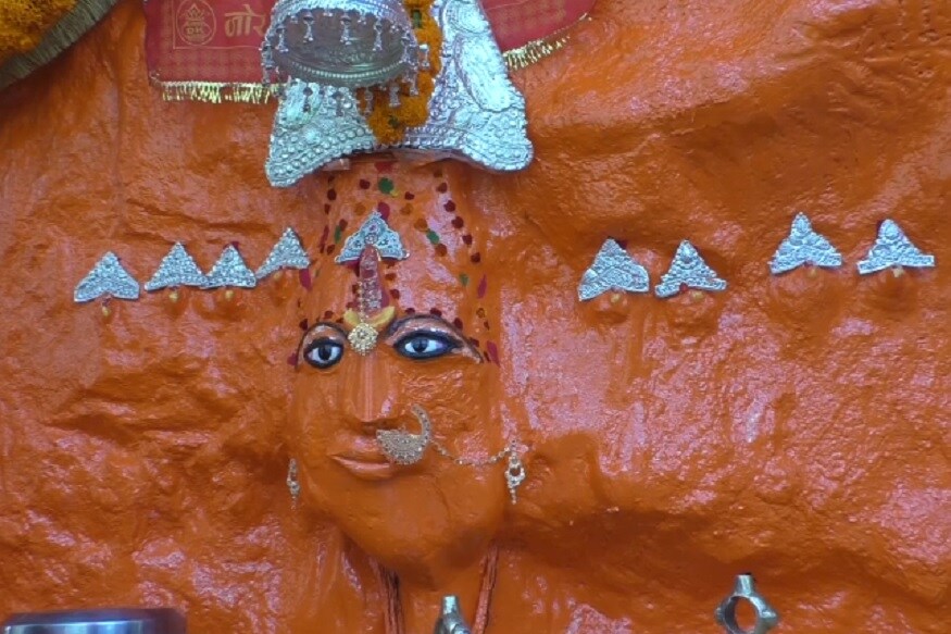 નૈનીતાલ-પર્વતને હિંદુ સંસ્કૃતિમાં પવિત્ર માનવામાં આવે છે. અનેક પ્રસિદ્ધ દેવીદેવના મંદિર પર્વતો પર બિરાજમાન છે. ત્યારે આજે અમે જે જગ્યા વિષે જણાવવા જઇ રહ્યા છીએ તેનો ભગવાન શિવ અને તેમના મા પાર્વતીથી ખાસ સંબંધ છે. નવરાત્રીમાં (Navratri 2020) શક્તિના અનેક સ્વરૂપોની પૂજા કરવામાં આવે છે. નૈનિતાલના (Nainital) પથ્થર મંદિરમાં તમને ભગવતીના તમામ સ્વરૂપો જોવા મળે છે, વળી લોકોને પણ માતા પ્રત્યેની ઊંડી શ્રદ્ધા પણ છે. માનવામાં આવે છે કે ભગવતીના તમામ સ્વરૂપો ખડક ઉપર કુદરતી રીતે ઉભરી આવ્યા છે. એવું પણ કહેવામાં આવે છે કે મા ભગવતીના પગ નૈની તળાવમાં છે. નૈનીતાલ-પર્વતને હિંદુ સંસ્કૃતિમાં પવિત્ર માનવામાં આવે છે. અનેક પ્રસિદ્ધ દેવીદેવના મંદિર પર્વતો પર બિરાજમાન છે. ત્યારે આજે અમે જે જગ્યા વિષે જણાવવા જઇ રહ્યા છીએ તેનો ભગવાન શિવ અને તેમના મા પાર્વતીથી ખાસ સંબંધ છે. નવરાત્રીમાં (Navratri 2020) શક્તિના અનેક સ્વરૂપોની પૂજા કરવામાં આવે છે. નૈનિતાલના (Nainital) પથ્થર મંદિરમાં તમને ભગવતીના તમામ સ્વરૂપો જોવા મળે છે, વળી લોકોને પણ માતા પ્રત્યેની ઊંડી શ્રદ્ધા પણ છે. માનવામાં આવે છે કે ભગવતીના તમામ સ્વરૂપો ખડક ઉપર કુદરતી રીતે ઉભરી આવ્યા છે. એવું પણ કહેવામાં આવે છે કે મા ભગવતીના પગ નૈની તળાવમાં છે.