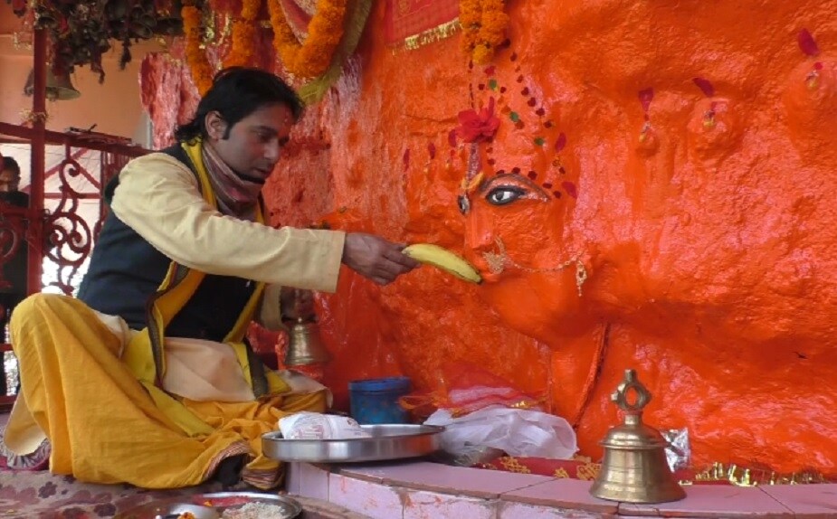 પથ્થરના વિવિધ ભાગો પર લોકોને દેવીના આ સ્વરૂપો નજરે પડે છે. ભક્તોનું માનવું છે કે માતા ભગવતી હંમેશા તેમની પ્રાર્થના સાંભળે છે. પથ્થરના વિવિધ ભાગો પર લોકોને દેવીના આ સ્વરૂપો નજરે પડે છે. ભક્તોનું માનવું છે કે માતા ભગવતી હંમેશા તેમની પ્રાર્થના સાંભળે છે.