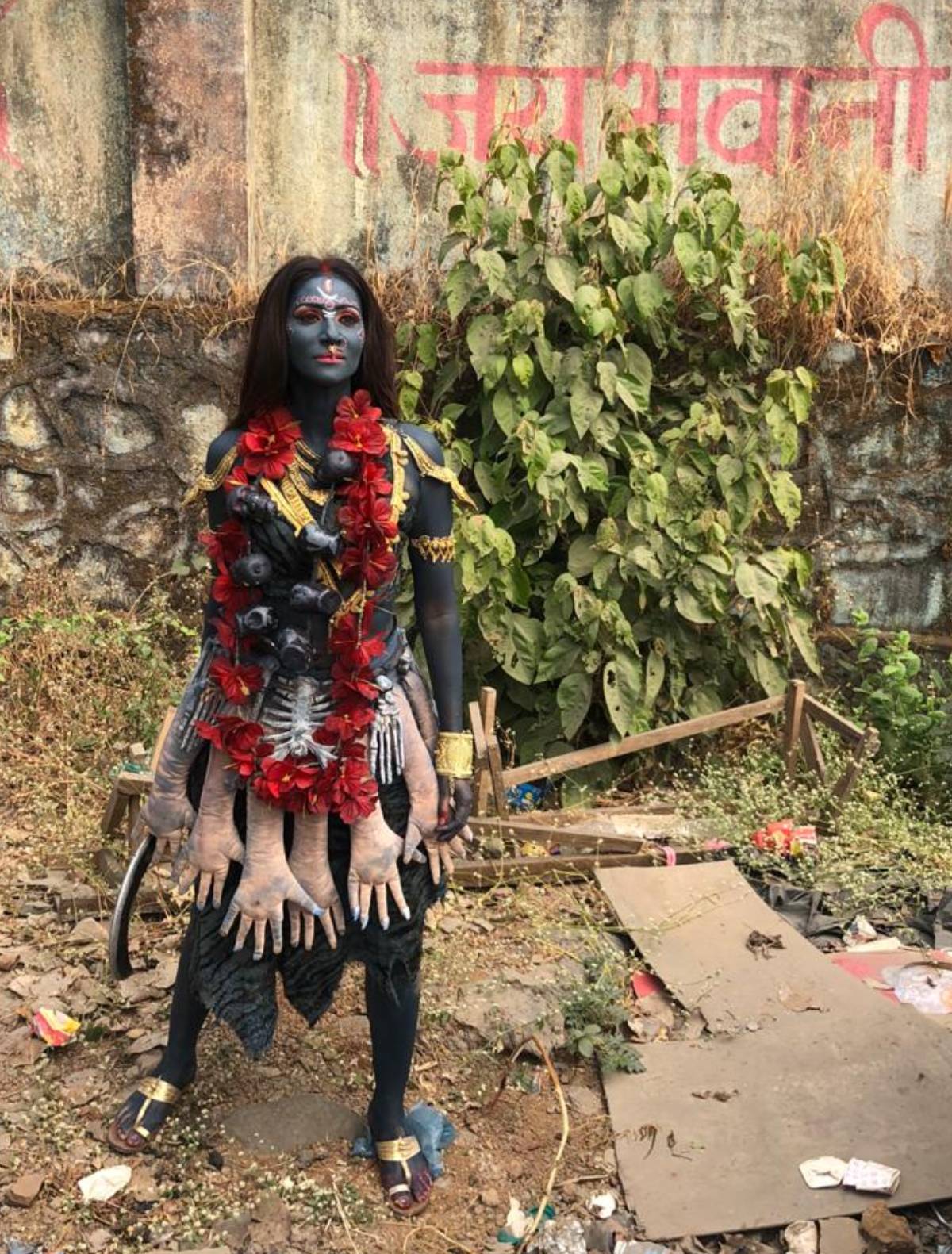 પોતાના આ ગેટઅપ પછી આ અભિનેત્રીએ ફોટોશૂટ પણ કરાવ્યું છે. હજી પણ જો તમે આ અભિનેત્રીને ના ઓળખી શક્યા હોવ તો તમને જણાવી દઇએ કે આ છે ઋષિના કંધારી. જે હાલ તેના આ લૂકના કારણે ચર્ચામાં છે. પોતાના આ ગેટઅપ પછી આ અભિનેત્રીએ ફોટોશૂટ પણ કરાવ્યું છે. હજી પણ જો તમે આ અભિનેત્રીને ના ઓળખી શક્યા હોવ તો તમને જણાવી દઇએ કે આ છે ઋષિના કંધારી. જે હાલ તેના આ લૂકના કારણે ચર્ચામાં છે.