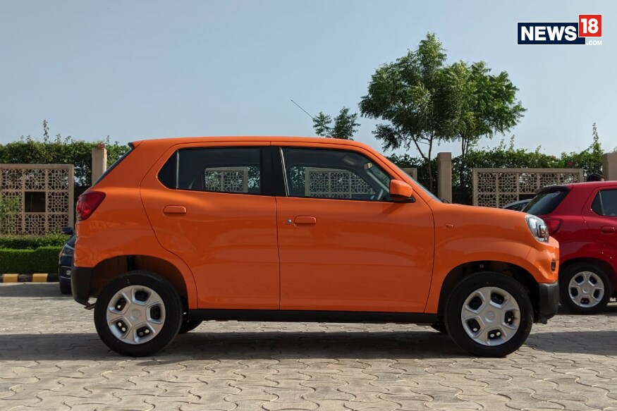 Maruti Suzuki S presso - મારુતિ સુઝિકીની એક્સપ્રેસોની કિંમત 3.69 લાખ રૂપિયા છે. તે ચાર વેરિયન્ટમાં આવે છે. અને તે મારુતિની નાની એસયુવી કારોમાંથી જે 6 સ્પોર્ટી રંગોમાં ઉપલબ્ધ છે. વળી આના ટોપ વેરિયન્ટમાં ઓટોમેટડ મેન્યુઅલ ટ્રાસમિશનનો પણ ઓપશન છે. માઇલેજની વાત કરીએ તો 21.4 કિલોમીટર અને ટોપ વેરિયન્ટમાં માઇલેજ 21.7 કિલોમીટર પ્રતિ લીટર છે. તો જો તમે પણ દશેરા પર ગાડી લેવાનું વિચારી રહ્યા હોવ તો આ છે સારા ઓપ્શન Maruti Suzuki S presso - મારુતિ સુઝિકીની એક્સપ્રેસોની કિંમત 3.69 લાખ રૂપિયા છે. તે ચાર વેરિયન્ટમાં આવે છે. અને તે મારુતિની નાની એસયુવી કારોમાંથી જે 6 સ્પોર્ટી રંગોમાં ઉપલબ્ધ છે. વળી આના ટોપ વેરિયન્ટમાં ઓટોમેટડ મેન્યુઅલ ટ્રાસમિશનનો પણ ઓપશન છે. માઇલેજની વાત કરીએ તો 21.4 કિલોમીટર અને ટોપ વેરિયન્ટમાં માઇલેજ 21.7 કિલોમીટર પ્રતિ લીટર છે. તો જો તમે પણ દશેરા પર ગાડી લેવાનું વિચારી રહ્યા હોવ તો આ છે સારા ઓપ્શન