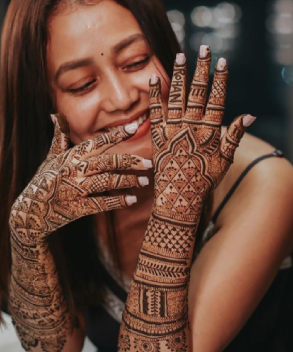 નેહા કક્કડે તેની મહેંદીની તસવીરો પણ શેર કરી હતી. અને તેમાં લખ્યું હતું કે મહેંદી લગાઉંગી સજના કે નામ કી. આ તસવીરમાં પણ તમે જોઇ શકો છો કે તેણે રોહનપ્રીતનું નામ રિંગ ફિંગરમાં લગાવ્યું છે. Photo Credit- @nehakakkar/Instagram નેહા કક્કડે તેની મહેંદીની તસવીરો પણ શેર કરી હતી. અને તેમાં લખ્યું હતું કે મહેંદી લગાઉંગી સજના કે નામ કી. આ તસવીરમાં પણ તમે જોઇ શકો છો કે તેણે રોહનપ્રીતનું નામ રિંગ ફિંગરમાં લગાવ્યું છે. Photo Credit- @nehakakkar/Instagram