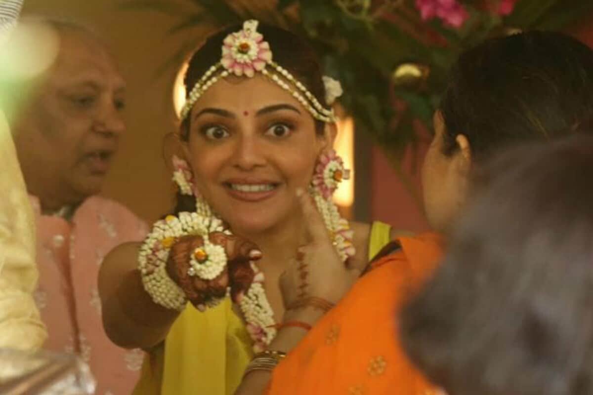 એન્ટરટેઇનમેન્ટ ડેસ્ક: હાલમાં ફિલ્મ ઇન્ડસ્ટ્રીમાં લગ્નની સિઝન ચાલી રહી છે. જાણીતી સિંગર નેહા કક્કડનાં લગ્ન હાલમાં જ થયા અને હવે વધુ એક એક્ટ્રેસ દુલ્હન બનવાં જઇ રહી છે. અમે વાત કરી રહ્યાં છે એક્ટ્રેસ કાજલ અગ્રવાલ (Kajal Aggarwal)ની. કાજલનાં લગ્નની તૈયારીઓ શરૂ થઇ ગઇ છે. પહેલાં તેની મહેંદી સેરેમનીની તસવીરો સામે આવી. અને હવે તેની હલ્દીની તવસીરો સામે આવી છે. જેમાં તે પીળા રંગનાં ડ્રેસ અને ફૂલોની જ્વેલરી પહેરેલી નજર આવે છે. આ તસવીરોમાં તે ખુબજ સુંદર દેખાઇ રહી છે. (Photo Credit- Viral Bhayani) એન્ટરટેઇનમેન્ટ ડેસ્ક: હાલમાં ફિલ્મ ઇન્ડસ્ટ્રીમાં લગ્નની સિઝન ચાલી રહી છે. જાણીતી સિંગર નેહા કક્કડનાં લગ્ન હાલમાં જ થયા અને હવે વધુ એક એક્ટ્રેસ દુલ્હન બનવાં જઇ રહી છે. અમે વાત કરી રહ્યાં છે એક્ટ્રેસ કાજલ અગ્રવાલ (Kajal Aggarwal)ની. કાજલનાં લગ્નની તૈયારીઓ શરૂ થઇ ગઇ છે. પહેલાં તેની મહેંદી સેરેમનીની તસવીરો સામે આવી. અને હવે તેની હલ્દીની તવસીરો સામે આવી છે. જેમાં તે પીળા રંગનાં ડ્રેસ અને ફૂલોની જ્વેલરી પહેરેલી નજર આવે છે. આ તસવીરોમાં તે ખુબજ સુંદર દેખાઇ રહી છે. (Photo Credit- Viral Bhayani)