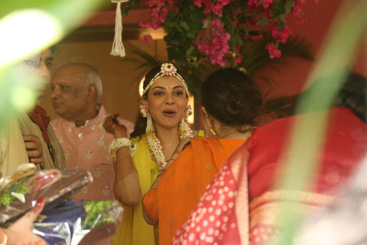 કાજલ અગ્રવાલ ઘણાં સમયથી ગૌતમ કિચલૂને ડેટ કરી રહી છે. અને હવે આ બંને લગ્નનાં બંધનમાં બંધાવા જઇ રહ્યાં છે. કાજલ તેનાં લાંબા સમયનાં બોયફ્રેન્ડ ગૌતમ સાથે 30 ઓક્ટોબર લગ્ન કરશે. (Photo Credit- Viral Bhayani) કાજલ અગ્રવાલ ઘણાં સમયથી ગૌતમ કિચલૂને ડેટ કરી રહી છે. અને હવે આ બંને લગ્નનાં બંધનમાં બંધાવા જઇ રહ્યાં છે. કાજલ તેનાં લાંબા સમયનાં બોયફ્રેન્ડ ગૌતમ સાથે 30 ઓક્ટોબર લગ્ન કરશે. (Photo Credit- Viral Bhayani)