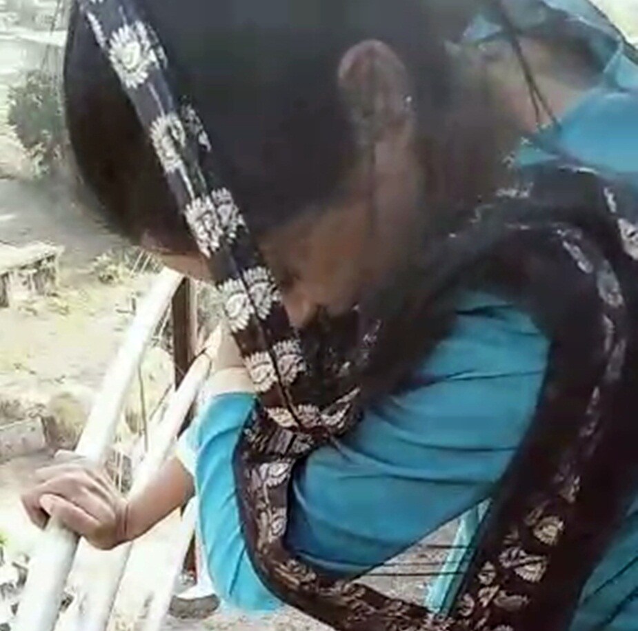 આ વાયરલ વીડિયો મુજબ એક મહિલા પ્રેમીએ લગ્ન માટે ના પાડ્યા પછી 125 ફૂટ ઊંચી પાણીની ટાંકી પર ચડીને ન્યાય માંગ્યો હતો. આ વાયરલ વીડિયો મુજબ એક મહિલા પ્રેમીએ લગ્ન માટે ના પાડ્યા પછી 125 ફૂટ ઊંચી પાણીની ટાંકી પર ચડીને ન્યાય માંગ્યો હતો.