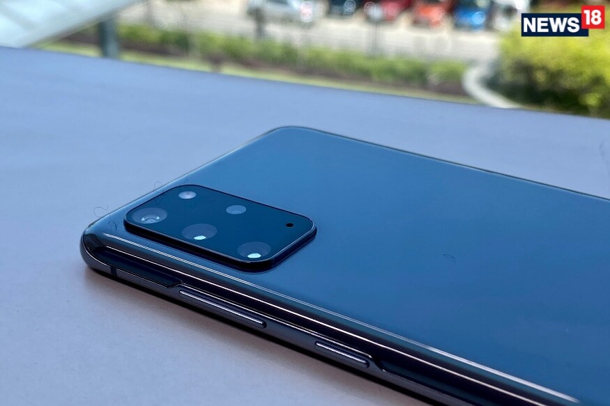 Samsung Galaxy S20+ : આ વર્ષે લૉન્ચ થયેલા Samsung Galaxy S20 પ્લસ પર 24,000 રૂપિયાનો કાપ મૂકવામાં આવ્યો છે. આ સ્માર્ટફોન 49,999 (8GB RAM + 128GB) રૂપિયાની કિંમતમાં ખરીદી શકાય છે. આ સ્માર્ટફોન 73,999 રૂપિયાની કિંમતમાં મળે છે. Fliokart પર સ્માર્ટફોનની ખરીદી પર 14,850 રૂપિયાની એક્સચેન્જ ઓફર પણ આપવામાં આવી રહી છે. જો તમે ફ્લિપકાર્ટ સ્માર્ટ અપગ્રેડ પ્લાન લીધું છે તો તમને 15,000 રૂપિયાનું વધારાનું ડિસ્કાઉન્ટ પણ મળશે. Samsung Galaxy S20+ : આ વર્ષે લૉન્ચ થયેલા Samsung Galaxy S20 પ્લસ પર 24,000 રૂપિયાનો કાપ મૂકવામાં આવ્યો છે. આ સ્માર્ટફોન 49,999 (8GB RAM + 128GB) રૂપિયાની કિંમતમાં ખરીદી શકાય છે. આ સ્માર્ટફોન 73,999 રૂપિયાની કિંમતમાં મળે છે. Fliokart પર સ્માર્ટફોનની ખરીદી પર 14,850 રૂપિયાની એક્સચેન્જ ઓફર પણ આપવામાં આવી રહી છે. જો તમે ફ્લિપકાર્ટ સ્માર્ટ અપગ્રેડ પ્લાન લીધું છે તો તમને 15,000 રૂપિયાનું વધારાનું ડિસ્કાઉન્ટ પણ મળશે.