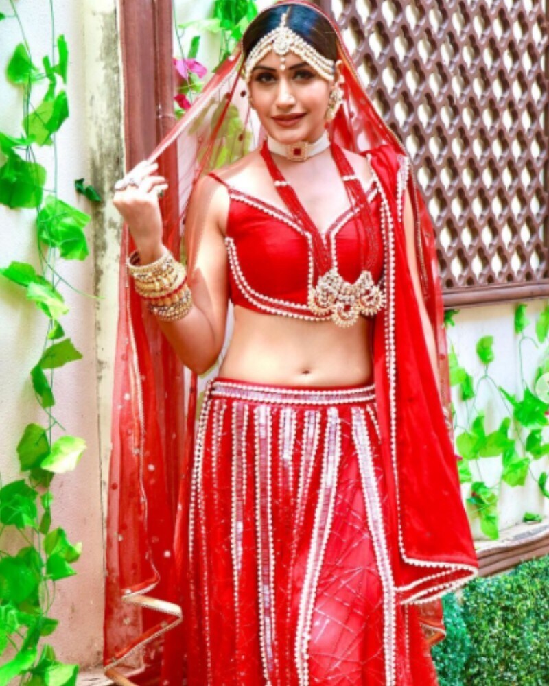 'નાગિન 5' માં સિક્વન્સ માટે સુરભી ચંદના દુલ્હન બની હતી, જેની તસવીરો તેણે તેના ઇન્સ્ટાગ્રામ એકાઉન્ટ પર શેર કરી હતી. આ તસવીરો શેર કરતી વખતે તેણે કેપ્શનમાં લખ્યું કે, 'ટીવી પર મેં કેટલા લગ્ન કર્યા છે તે મને યાદ નથી, પરંતુ દુલ્હનની તૈયાર થવું હંમેશા મને એક્સાઇટમેન્ટ આપે છે. ખબર નહીં ક્યારે સાચા લગ્ન થશે, ભગવાન જાણે!" ફોટો સભાર- @officialsurbhic/Instagram 'નાગિન 5' માં સિક્વન્સ માટે સુરભી ચંદના દુલ્હન બની હતી, જેની તસવીરો તેણે તેના ઇન્સ્ટાગ્રામ એકાઉન્ટ પર શેર કરી હતી. આ તસવીરો શેર કરતી વખતે તેણે કેપ્શનમાં લખ્યું કે, 'ટીવી પર મેં કેટલા લગ્ન કર્યા છે તે મને યાદ નથી, પરંતુ દુલ્હનની તૈયાર થવું હંમેશા મને એક્સાઇટમેન્ટ આપે છે. ખબર નહીં ક્યારે સાચા લગ્ન થશે, ભગવાન જાણે!" ફોટો સભાર- @officialsurbhic/Instagram
