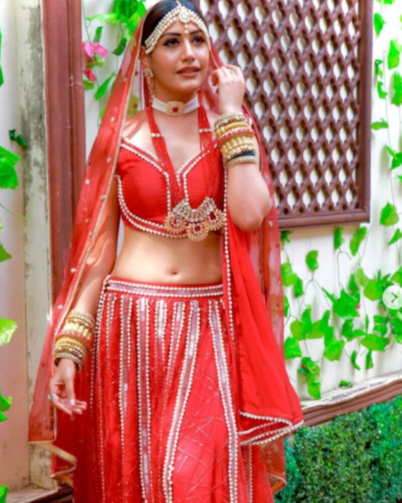'નાગિન 5' ના આગામી એપિસોડમાં સુરભી ચંદના આ લાલ કપડામાં જોવા મળશે. લાલ રંગના આ ડ્રેસમાં તે ખરેખરમાં કોઇ સુંદર નવવધૂ જેવી લાગે છે. પણ તેના બ્લાઉઝની ડિઝાઇન પણ ટોક ઓફ ટાઉન બન્યું છે. નોંધનીય છે કે આ પહેલા સુરભીના બ્લાઉઝની ડિઝાઇન અનેક મહિલાઓને ઇન્સપાયર કરી ચૂકી છે. વળી તેની સાડીઓ અને ઝ્વેલરીની અનેક મહિલાઓ ફેન છે. ખરેખરમાં આ ડ્રેસમાં સુરભી ચંદના ખૂબ જ સરસ લાગી રહી છે. ફોટો સૌજન્ય-@officialsurbhic/Instagram 'નાગિન 5' ના આગામી એપિસોડમાં સુરભી ચંદના આ લાલ કપડામાં જોવા મળશે. લાલ રંગના આ ડ્રેસમાં તે ખરેખરમાં કોઇ સુંદર નવવધૂ જેવી લાગે છે. પણ તેના બ્લાઉઝની ડિઝાઇન પણ ટોક ઓફ ટાઉન બન્યું છે. નોંધનીય છે કે આ પહેલા સુરભીના બ્લાઉઝની ડિઝાઇન અનેક મહિલાઓને ઇન્સપાયર કરી ચૂકી છે. વળી તેની સાડીઓ અને ઝ્વેલરીની અનેક મહિલાઓ ફેન છે. ખરેખરમાં આ ડ્રેસમાં સુરભી ચંદના ખૂબ જ સરસ લાગી રહી છે. ફોટો સૌજન્ય-@officialsurbhic/Instagram