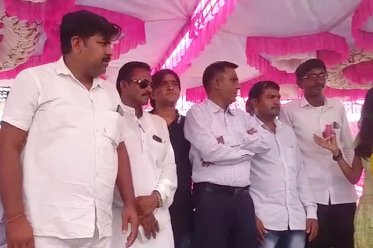 રાજકીય નેતાઓની રેલીઓ બાદ ઢેકવાડી ગામે યોજાયેલી અખિલ ગુજરાત ક્ષત્રિય ઠાકોર સમાજની મીટીંગમાં જનમેદની ઉમટી હતી. જ્યાં થરાદ સમાજનાં આગેવાન ભમરાજી ઠાકોર પણ ઉપસ્થિત હતા. આ સાથે પ્રદેશ મહામંત્રી- દાદુજી ઠાકોર, પ્રદેશ મંત્રી - રાજકરસિંહ ઠાકોર ની હાજરીમાં સોશિયલ ડિસ્ટન્સિંગનાં ધજાગરા ઉડ્યા છે. રાજકીય નેતાઓની રેલીઓ બાદ ઢેકવાડી ગામે યોજાયેલી અખિલ ગુજરાત ક્ષત્રિય ઠાકોર સમાજની મીટીંગમાં જનમેદની ઉમટી હતી. જ્યાં થરાદ સમાજનાં આગેવાન ભમરાજી ઠાકોર પણ ઉપસ્થિત હતા. આ સાથે પ્રદેશ મહામંત્રી- દાદુજી ઠાકોર, પ્રદેશ મંત્રી - રાજકરસિંહ ઠાકોર ની હાજરીમાં સોશિયલ ડિસ્ટન્સિંગનાં ધજાગરા ઉડ્યા છે.