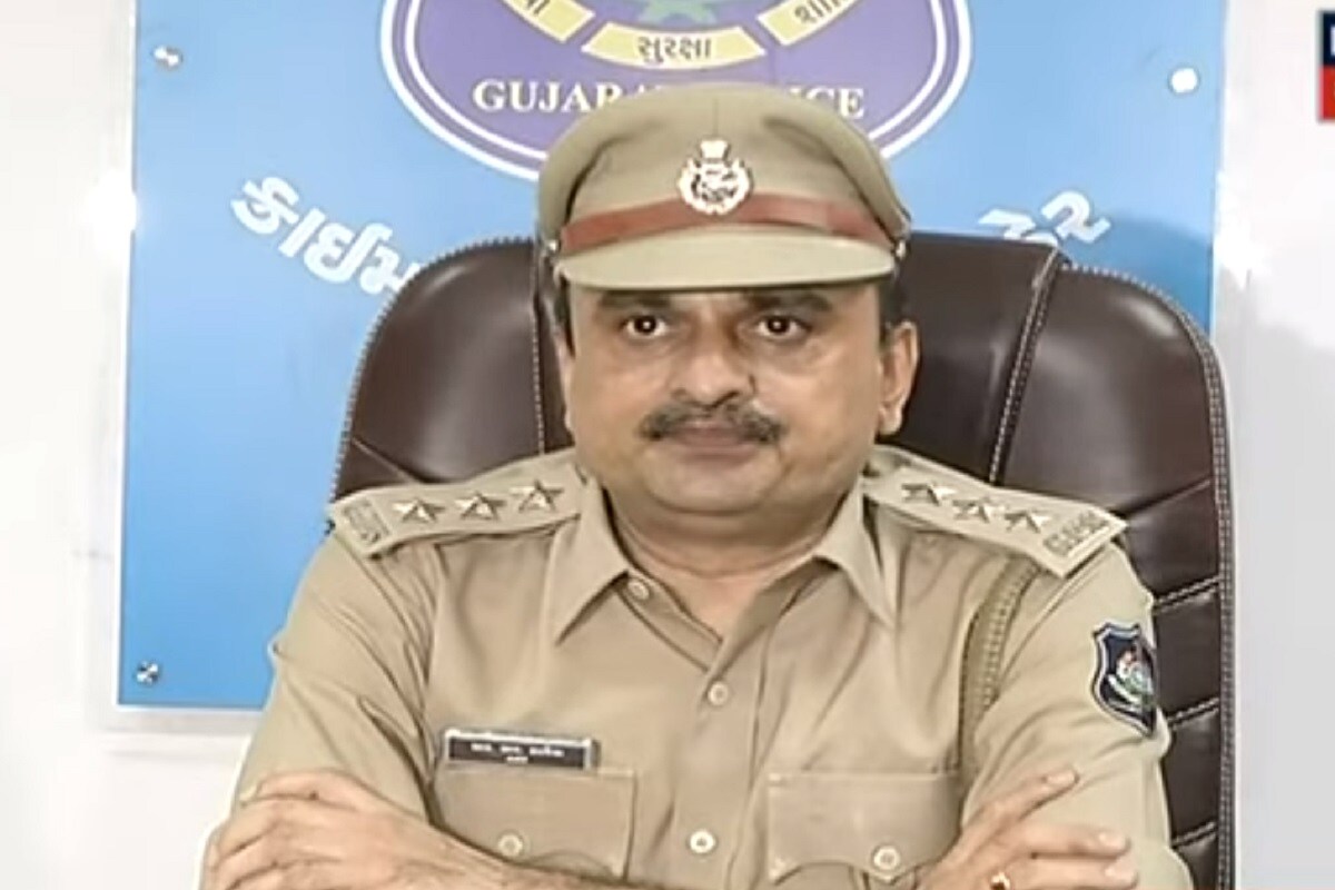 જે ત્રણ મોબાઇલ નંબર ઉપરથી ફોન આવતા હતા તે નંબર કોર્ટમાં આપતાં પોલીસ સફાળી જાગી હતી.જેલમાં બિનધાસ્ત ચાલી રહેલા નેટવર્કની તપાસ સુરત ક્રાઇમ બ્રાન્ચને સોપવામાં આવતાં તેમણે આ નંબર પૈકી એક નંબરની કોલ ડિટેઇલ કઢાવતાં આ નંબર ઉપરથી જેલમાં બંધ એમ.ડી. ડ્રગ્સના ડિલર ઈસ્તિયાઝ ઉર્ફે મુન્ના ઈસ્માઇલ શેખ તેના પરિવાર ના સભ્યો સાથે નિયમિત વાત કરતો હતો. તે ઉપરાંત હત્યાનો આરોપી બબલુ મોરેશ્વર તાયડે પણ તેના સંબંધીઓ સાથે વાત કરતો હતો . (ક્રાઇમ બ્રાન્ચના એસીપી આરઆર સરવૈયા) જે ત્રણ મોબાઇલ નંબર ઉપરથી ફોન આવતા હતા તે નંબર કોર્ટમાં આપતાં પોલીસ સફાળી જાગી હતી.જેલમાં બિનધાસ્ત ચાલી રહેલા નેટવર્કની તપાસ સુરત ક્રાઇમ બ્રાન્ચને સોપવામાં આવતાં તેમણે આ નંબર પૈકી એક નંબરની કોલ ડિટેઇલ કઢાવતાં આ નંબર ઉપરથી જેલમાં બંધ એમ.ડી. ડ્રગ્સના ડિલર ઈસ્તિયાઝ ઉર્ફે મુન્ના ઈસ્માઇલ શેખ તેના પરિવાર ના સભ્યો સાથે નિયમિત વાત કરતો હતો. તે ઉપરાંત હત્યાનો આરોપી બબલુ મોરેશ્વર તાયડે પણ તેના સંબંધીઓ સાથે વાત કરતો હતો . (ક્રાઇમ બ્રાન્ચના એસીપી આરઆર સરવૈયા)
