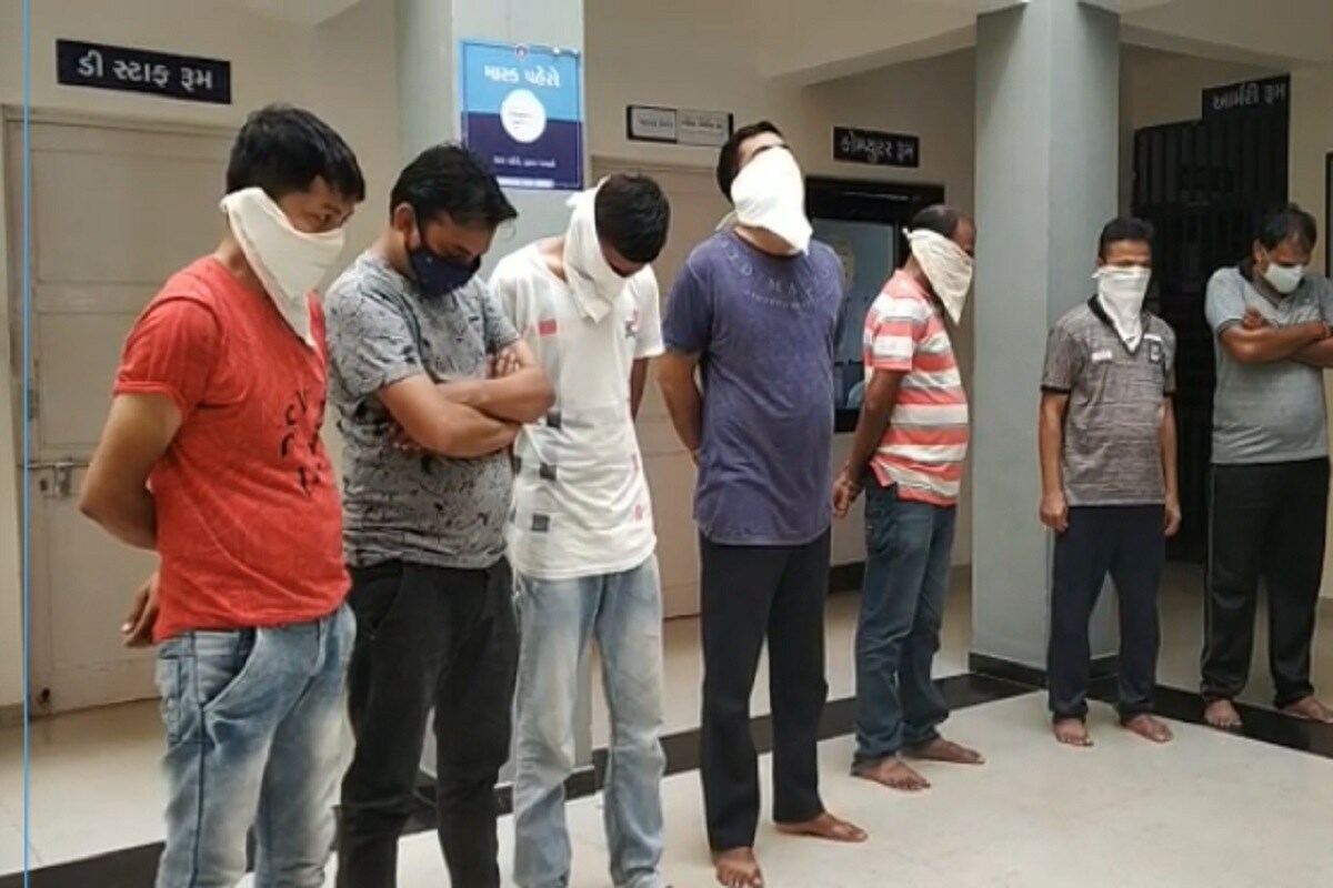 પોલીસકર્મીના મકાનને તેના જ ભાઈએ બનાવી દીધું જુગારનો અડ્ડો, હોટલ માલિક સહિત 8 ઝડપાયા
