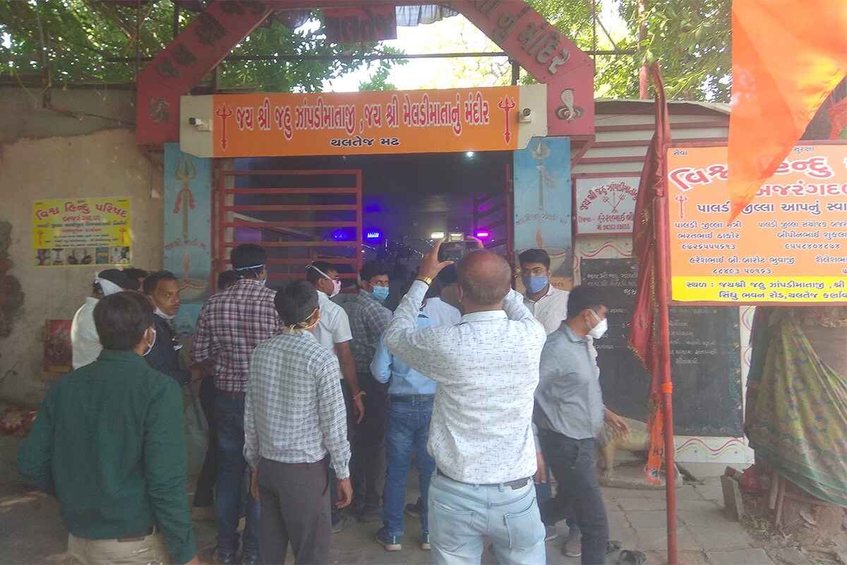 વિરોધનો વંટોળ: એસ્ટેટ વિભાગના કર્મીઓ મંદિર તોડવા પહોંચતા જ વિશ્વ હિન્દુ પરિષદના કાર્યકરો અને મંદિરના પૂજારી સહિતના લોકોએ મંદિર તોડવાનો વિરોધ કર્યો હતો. મંદિરના પૂજારી મંદિર ન તૂટે તે માટે કામગીરી ચાલતી હતી ત્યાં વચ્ચે બેસી ગયા હતા. આ દરમિયાન તેમણે પોતાની જાતને ઈજા પહોંચાડવાનો પણ પ્રયાસ કર્યો હતો. જોકે, પોલીસે તેમની અટકાયત કરી લીધી હતી. વિરોધનો વંટોળ: એસ્ટેટ વિભાગના કર્મીઓ મંદિર તોડવા પહોંચતા જ વિશ્વ હિન્દુ પરિષદના કાર્યકરો અને મંદિરના પૂજારી સહિતના લોકોએ મંદિર તોડવાનો વિરોધ કર્યો હતો. મંદિરના પૂજારી મંદિર ન તૂટે તે માટે કામગીરી ચાલતી હતી ત્યાં વચ્ચે બેસી ગયા હતા. આ દરમિયાન તેમણે પોતાની જાતને ઈજા પહોંચાડવાનો પણ પ્રયાસ કર્યો હતો. જોકે, પોલીસે તેમની અટકાયત કરી લીધી હતી.