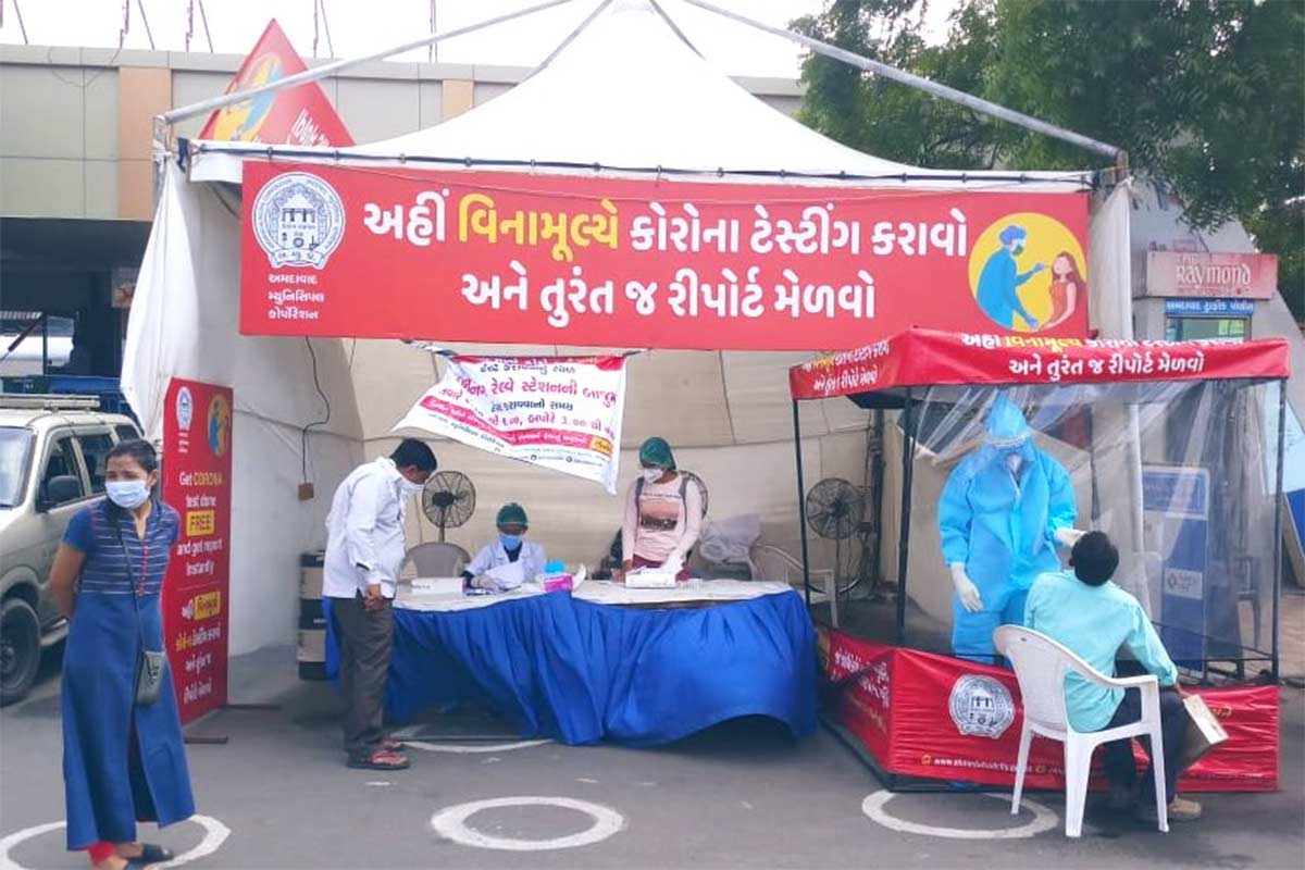 મહત્ત્વનું છે કે કોરોનાનું સંક્રમણ વધી રહ્યું છે ત્યારે લક્ષણો ધરાવનાર લોકો ઝડપથી ટેસ્ટ કરાવી સારવાર કરાવી શકે તે માટે અમદાવાદ મ્યુનિસિપલ કોર્પોરેશને તાત્કાલિક રિપોર્ટ નીકળે તેવી વ્યવસ્થા કરી છે. આ ખરેખર સારી વાત છે પરંતુ મોટાભાગના સ્થળે પર સ્ટાફ હાજર રહેતો નથી ત્યારે ઝડપી ટેસ્ટિંગનો અર્થ સરતો નથી. લોકો માંગ કરી રહ્યા છે કે ફક્ત ટેન્ટ બાંધી દેવાથી કંઈ નહીં થાય. એ પણ જરૂરી છે કે આવા ટેન્ટમાં મેડિકલ સ્ટાફ પણ હાજર હોય. (ફાઇલ તસવીર) મહત્ત્વનું છે કે કોરોનાનું સંક્રમણ વધી રહ્યું છે ત્યારે લક્ષણો ધરાવનાર લોકો ઝડપથી ટેસ્ટ કરાવી સારવાર કરાવી શકે તે માટે અમદાવાદ મ્યુનિસિપલ કોર્પોરેશને તાત્કાલિક રિપોર્ટ નીકળે તેવી વ્યવસ્થા કરી છે. આ ખરેખર સારી વાત છે પરંતુ મોટાભાગના સ્થળે પર સ્ટાફ હાજર રહેતો નથી ત્યારે ઝડપી ટેસ્ટિંગનો અર્થ સરતો નથી. લોકો માંગ કરી રહ્યા છે કે ફક્ત ટેન્ટ બાંધી દેવાથી કંઈ નહીં થાય. એ પણ જરૂરી છે કે આવા ટેન્ટમાં મેડિકલ સ્ટાફ પણ હાજર હોય. (ફાઇલ તસવીર)
