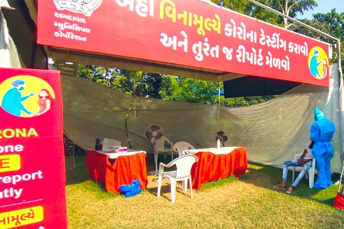 ઓઢવના સત્યમનગર વિસ્તારમાં રહેતા હરિકિશનભાઈ અને અન્ય એક વૃદ્ધ મહિલા કોરોનાનો ટેસ્ટ કરાવવા સોનીની ચાલ પાસે મૂકવામાં આવેલા મંડપ પર પહોંચ્યા હતા. તેઓ પહોંચ્યા ત્યારે મંડપ પર કોઈ મેડિકલ સ્ટાફ હાજર ન હતો. જે બાદમાં ટેસ્ટ કરાવવા માટે આ સીનિયર સિટિઝનોએ બે કલાક રાહ જોવી પડી હતી. માત્ર સોનીની ચાલ વિસ્તાર નહીં, શહેરમાં ઘણી જગ્યાએ આવા ટેન્ટ પર સ્ટાફ હાજર નહીં હોવાના કારણે કોરોનાના લક્ષણો ધરાવતા લોકોએ ટેસ્ટ કરાવવા માટે ધક્કા ખાવા પડે છે. (ફાઇલ તસવીર) ઓઢવના સત્યમનગર વિસ્તારમાં રહેતા હરિકિશનભાઈ અને અન્ય એક વૃદ્ધ મહિલા કોરોનાનો ટેસ્ટ કરાવવા સોનીની ચાલ પાસે મૂકવામાં આવેલા મંડપ પર પહોંચ્યા હતા. તેઓ પહોંચ્યા ત્યારે મંડપ પર કોઈ મેડિકલ સ્ટાફ હાજર ન હતો. જે બાદમાં ટેસ્ટ કરાવવા માટે આ સીનિયર સિટિઝનોએ બે કલાક રાહ જોવી પડી હતી. માત્ર સોનીની ચાલ વિસ્તાર નહીં, શહેરમાં ઘણી જગ્યાએ આવા ટેન્ટ પર સ્ટાફ હાજર નહીં હોવાના કારણે કોરોનાના લક્ષણો ધરાવતા લોકોએ ટેસ્ટ કરાવવા માટે ધક્કા ખાવા પડે છે. (ફાઇલ તસવીર)