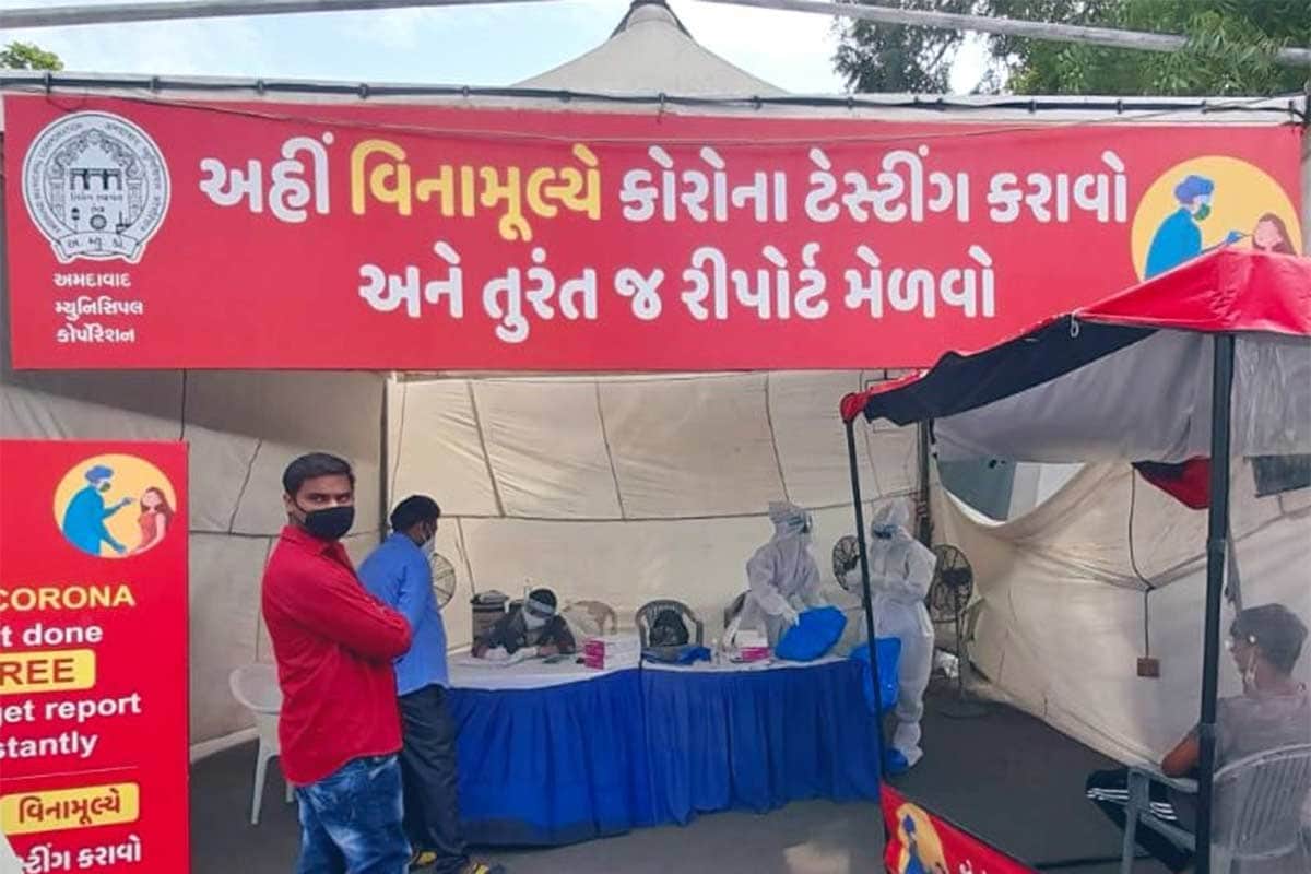 શહેરમાં કેટલાક એવા વિસ્તાર છે જ્યાં તંત્રએ વિચાર્યા વગર ટેસ્ટિંગ માટેના મંડપ નાખી દીધા છે. જેમ કે અખબારનગર વિસ્તાર તેમજ કૃષ્ણનગર વિસ્તાર. અહીં કડિયા નાકુ ભરાય છે અને મોટી સંખ્યામાં મજૂરો એકઠા થાય છે. સોશિયલ ડિસ્ટન્સિંગ પણ જળવાતું નથી. એવી જગ્યાએ ટેસ્ટિંગ માટેના મંડપ મૂક્યાં છે. એવામાં પણ જ્યારે આવા મંડપમાં સ્ટાફ હાજર ન હોય અને કોરોનાના લક્ષણો ધરાવતા લોકો અહીં કલાકો સુધી ઊભા રહે તો અન્ય લોકોને ચેપ લાગવાની સંભાવના પણ વધી જાય છે. (ફાઇલ તસવીર) શહેરમાં કેટલાક એવા વિસ્તાર છે જ્યાં તંત્રએ વિચાર્યા વગર ટેસ્ટિંગ માટેના મંડપ નાખી દીધા છે. જેમ કે અખબારનગર વિસ્તાર તેમજ કૃષ્ણનગર વિસ્તાર. અહીં કડિયા નાકુ ભરાય છે અને મોટી સંખ્યામાં મજૂરો એકઠા થાય છે. સોશિયલ ડિસ્ટન્સિંગ પણ જળવાતું નથી. એવી જગ્યાએ ટેસ્ટિંગ માટેના મંડપ મૂક્યાં છે. એવામાં પણ જ્યારે આવા મંડપમાં સ્ટાફ હાજર ન હોય અને કોરોનાના લક્ષણો ધરાવતા લોકો અહીં કલાકો સુધી ઊભા રહે તો અન્ય લોકોને ચેપ લાગવાની સંભાવના પણ વધી જાય છે. (ફાઇલ તસવીર)