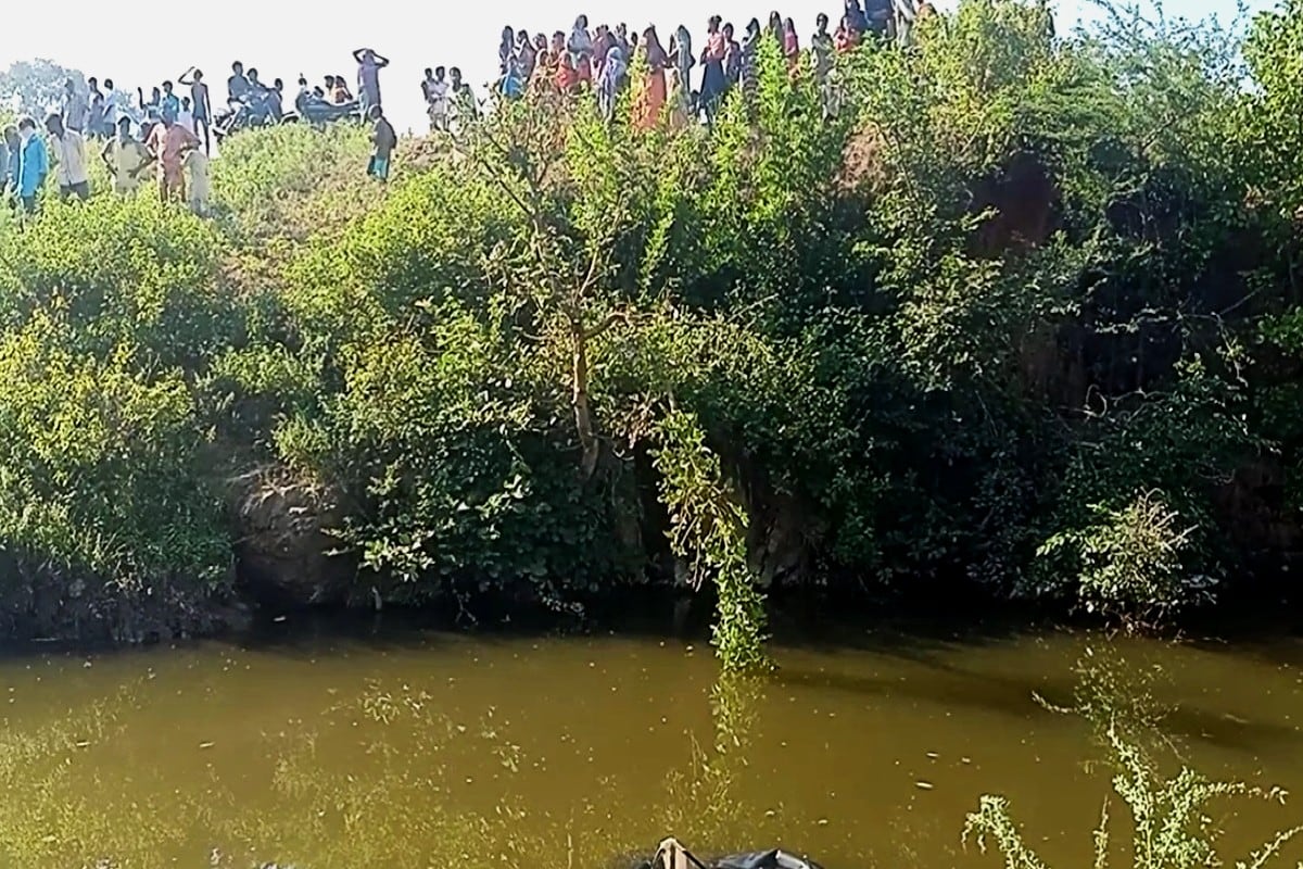 દાહોદ : દાહોદના નાનીડોકી ખાતે રીક્ષા પાણીમાં ખાબકી હતી. તળાવના કોતરમાં રીક્ષા ગરકાવ થતા 3 બાળકોનાં મોત નીપજ્યા હતા. રીક્ષામાં સવાર 3 મહિલાનો આ આ અકસ્માતમાં બચાવ થયો હતો. હોસ્પિટલથી પ્રસુતિ બાદ ઘરે લઈ જતા રસ્તામાં બની હતી ઘટના. ફાયર ફાઈટરની ટીમે મૃતદેહોને બહાર કાઢી હતી. દાહોદ : દાહોદના નાનીડોકી ખાતે રીક્ષા પાણીમાં ખાબકી હતી. તળાવના કોતરમાં રીક્ષા ગરકાવ થતા 3 બાળકોનાં મોત નીપજ્યા હતા. રીક્ષામાં સવાર 3 મહિલાનો આ આ અકસ્માતમાં બચાવ થયો હતો. હોસ્પિટલથી પ્રસુતિ બાદ ઘરે લઈ જતા રસ્તામાં બની હતી ઘટના. ફાયર ફાઈટરની ટીમે મૃતદેહોને બહાર કાઢી હતી.