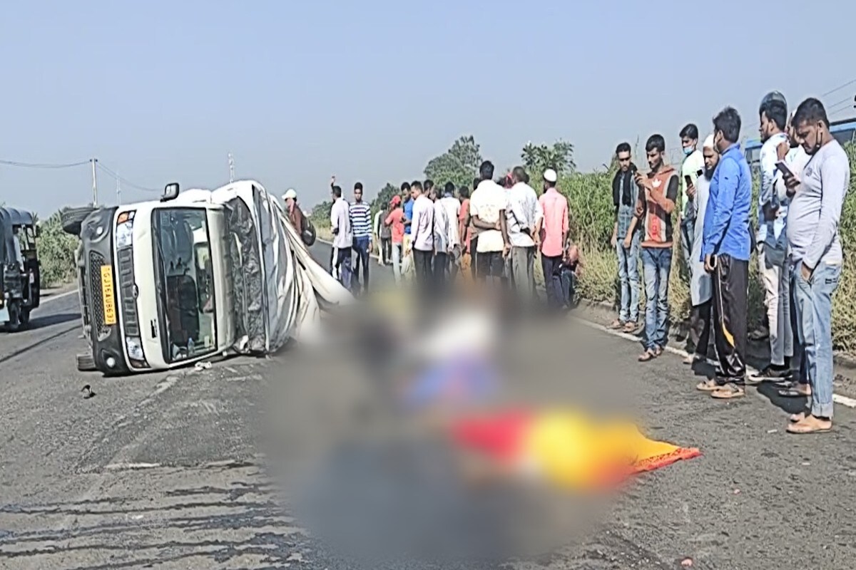 ભરૂચ : દહેજ રોડ ઉપર દશાન નજીક આજે સવારે એક ગમખ્વાર અકસ્માત નીપજ્યો હતો. આ અકસ્માતમાં એક ટ્રકની ટક્કર બાદ ટેમ્પો પલટી જતા ટેમ્પોમાં સવાર 2 લોકોનાં મોત નિપજ્યા હતી. જ્યારે આ ગમ્ખાવર અકસ્માતમાં 3 લોકોને ઇજાઓ પહોંચતા હોસ્પિટલ ખસેડાયા હતા. અંકલેશ્વરના વેપારી દહેજની રવિવારીમાં વેપાર કરવા જઈ રહ્યા હતા તે દરમિયાન કાળ બની આવેલા ટ્રકની ટક્કરે બે કમનસીબોનું પ્રાણનું પંખેરૂં ઉડી ગયું હતું. ભરૂચ : દહેજ રોડ ઉપર દશાન નજીક આજે સવારે એક ગમખ્વાર અકસ્માત નીપજ્યો હતો. આ અકસ્માતમાં એક ટ્રકની ટક્કર બાદ ટેમ્પો પલટી જતા ટેમ્પોમાં સવાર 2 લોકોનાં મોત નિપજ્યા હતી. જ્યારે આ ગમ્ખાવર અકસ્માતમાં 3 લોકોને ઇજાઓ પહોંચતા હોસ્પિટલ ખસેડાયા હતા. અંકલેશ્વરના વેપારી દહેજની રવિવારીમાં વેપાર કરવા જઈ રહ્યા હતા તે દરમિયાન કાળ બની આવેલા ટ્રકની ટક્કરે બે કમનસીબોનું પ્રાણનું પંખેરૂં ઉડી ગયું હતું.