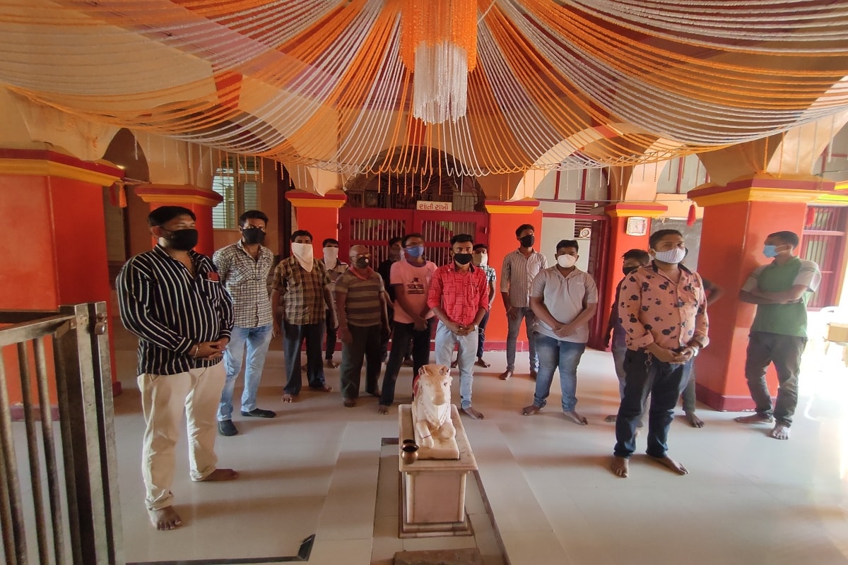 અદ્વૈત આશ્રમમાં રેગ્યુલર દર્શન માટે આવતા અશોકભાઈ સોલંકીએ આ સેન્સર બેઝ ઓટોમેટીક ઘંટની શોધ કરી છે. તેમણે મનમાં વિચાર આવ્યો કે તેઓ મંદિરમાં આવે અને ઘંટ વગાડે જેનાથી જે મંદિરનું વાતાવરણ અને મનને આનંદ અનુભવતો હતો તે બંધ થઈ ગયો હતો. પરિણામે તેમણે સેન્સર બેઝ ઘંટની શોધ કરી. અદ્વૈત આશ્રમમાં રેગ્યુલર દર્શન માટે આવતા અશોકભાઈ સોલંકીએ આ સેન્સર બેઝ ઓટોમેટીક ઘંટની શોધ કરી છે. તેમણે મનમાં વિચાર આવ્યો કે તેઓ મંદિરમાં આવે અને ઘંટ વગાડે જેનાથી જે મંદિરનું વાતાવરણ અને મનને આનંદ અનુભવતો હતો તે બંધ થઈ ગયો હતો. પરિણામે તેમણે સેન્સર બેઝ ઘંટની શોધ કરી.