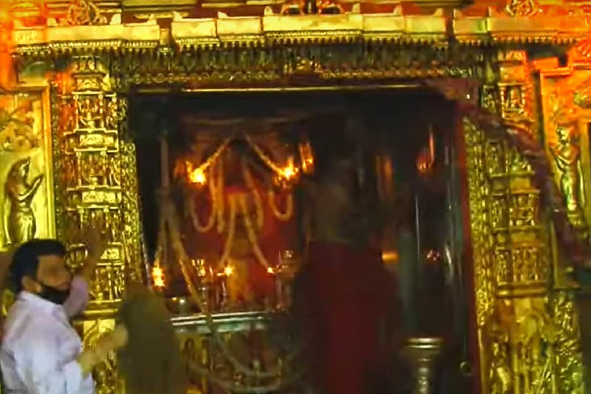 શક્તિની ઉપાસના અને આરાધનાનું શ્રેષ્ઠ પર્વ એટલે આસો નવરાત્રી (Navratri 2020) . ઈતિહાસમાં પ્રથમવાર કોરોનાના કારણે ગુજરાતનાં (Gujarat) પાવાગઢ (Pavagadh) અને અંબાજી (Ambaji) યાત્રાધામમાં ગરબાના તાલ વગર માઈભક્તો ઘેરબેઠા પૂજા, અર્ચના કરી નવરાત્રી પર્વ મનાવશે. નવરાત્રી દરમિયાન ગુજરાતનું પ્રસિદ્ધ શક્તિપીઠ અંબાજી મા મંદિર (Shaktipeeth Shri Aarasuri AmbaJi Temple) દર્શનાર્થીઓ માટે ખુલ્લું રહે તેવી વ્યવસ્થા કરવામાં આવી છે. આ સાથે પાવાગઢમાં 16 ઓક્ટોબરથી 1 નવેમ્બર સુધી મંદિરમાં ફિજિકલ દર્શન બંધ રાખવામાં આવ્યા છે ત્યારે પાવાગઢ મંદિર ટ્રસ્ટ દ્વારા જુદી જુદી જગ્યાઓ પર વર્ચ્યુઅલ દર્શન (Virtual darshan) સેન્ટર બનાવવામાં આવ્યા છે. (અંબાજી મંદિર) શક્તિની ઉપાસના અને આરાધનાનું શ્રેષ્ઠ પર્વ એટલે આસો નવરાત્રી (Navratri 2020) . ઈતિહાસમાં પ્રથમવાર કોરોનાના કારણે ગુજરાતનાં (Gujarat) પાવાગઢ (Pavagadh) અને અંબાજી (Ambaji) યાત્રાધામમાં ગરબાના તાલ વગર માઈભક્તો ઘેરબેઠા પૂજા, અર્ચના કરી નવરાત્રી પર્વ મનાવશે. નવરાત્રી દરમિયાન ગુજરાતનું પ્રસિદ્ધ શક્તિપીઠ અંબાજી મા મંદિર (Shaktipeeth Shri Aarasuri AmbaJi Temple) દર્શનાર્થીઓ માટે ખુલ્લું રહે તેવી વ્યવસ્થા કરવામાં આવી છે. આ સાથે પાવાગઢમાં 16 ઓક્ટોબરથી 1 નવેમ્બર સુધી મંદિરમાં ફિજિકલ દર્શન બંધ રાખવામાં આવ્યા છે ત્યારે પાવાગઢ મંદિર ટ્રસ્ટ દ્વારા જુદી જુદી જગ્યાઓ પર વર્ચ્યુઅલ દર્શન (Virtual darshan) સેન્ટર બનાવવામાં આવ્યા છે. (અંબાજી મંદિર)