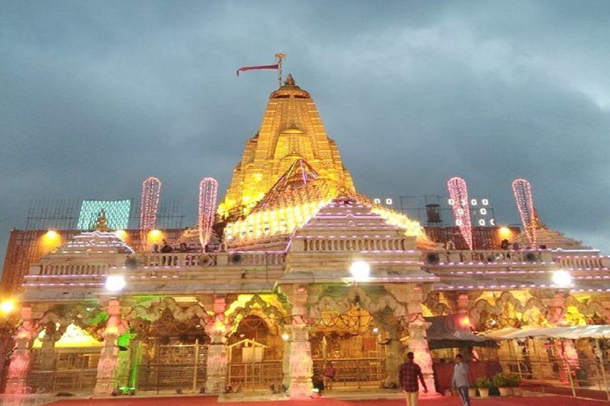 જેના પગલે બનાસકાંઠા જિલ્લા મેજીસ્ટ્રેટ આનંદ પટેલ (I.A.S) અને આરાસુરી અંબાજી માતા દેવસ્થાન ટ્રસ્ટના અધ્યક્ષ, અંબાજીની સુચના અન્વયે યાત્રાળુઓની ધાર્મિક લાગણીને ધ્યાનમાં રાખીને યાત્રાળુ માટે દર્શનના સમયમાં આજે સોમવારે 19-10-2020થી વધારો કરવાનો નિર્ણય કરવામાં આવ્યો છે. જેના પગલે બનાસકાંઠા જિલ્લા મેજીસ્ટ્રેટ આનંદ પટેલ (I.A.S) અને આરાસુરી અંબાજી માતા દેવસ્થાન ટ્રસ્ટના અધ્યક્ષ, અંબાજીની સુચના અન્વયે યાત્રાળુઓની ધાર્મિક લાગણીને ધ્યાનમાં રાખીને યાત્રાળુ માટે દર્શનના સમયમાં આજે સોમવારે 19-10-2020થી વધારો કરવાનો નિર્ણય કરવામાં આવ્યો છે.
