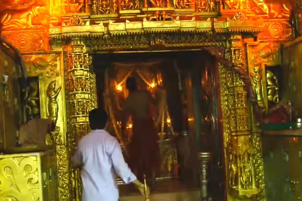 અંબાજી મંદિર દ્વારા રજૂ કરવામાં આવેલી અખબારી યાદી પ્રમાણે મંદિરમાં દર્શન કરવાનો સમય સવારે 7.30થી 11.45 વાગ્યા સુધી, ત્યાર બાદ બપોરે 12.15થી 16.15 વાગ્યા સુધી અને સાંજે 19.00થી 23.00 વાગ્યા સુધી રાખવામાં આવ્યો છે. ખાસ નોંધ પણ કરવામાં આવી છે કે યાત્રાળુઓની ધાર્મિક લાગણીને ધ્યાનમાં રાખીને સવારની આરતી 7થી 7.30 અને સાંજની આરતી 6.30થી 7 વાગ્યે દેવસ્થાન ટ્રસ્ટની વેબસાઈટ www.ambajitemple.in, facebook, twitter, youtube ઉપર live કરવામાં આવશે. અંબાજી મંદિર દ્વારા રજૂ કરવામાં આવેલી અખબારી યાદી પ્રમાણે મંદિરમાં દર્શન કરવાનો સમય સવારે 7.30થી 11.45 વાગ્યા સુધી, ત્યાર બાદ બપોરે 12.15થી 16.15 વાગ્યા સુધી અને સાંજે 19.00થી 23.00 વાગ્યા સુધી રાખવામાં આવ્યો છે. ખાસ નોંધ પણ કરવામાં આવી છે કે યાત્રાળુઓની ધાર્મિક લાગણીને ધ્યાનમાં રાખીને સવારની આરતી 7થી 7.30 અને સાંજની આરતી 6.30થી 7 વાગ્યે દેવસ્થાન ટ્રસ્ટની વેબસાઈટ www.ambajitemple.in, facebook, twitter, youtube ઉપર live કરવામાં આવશે.