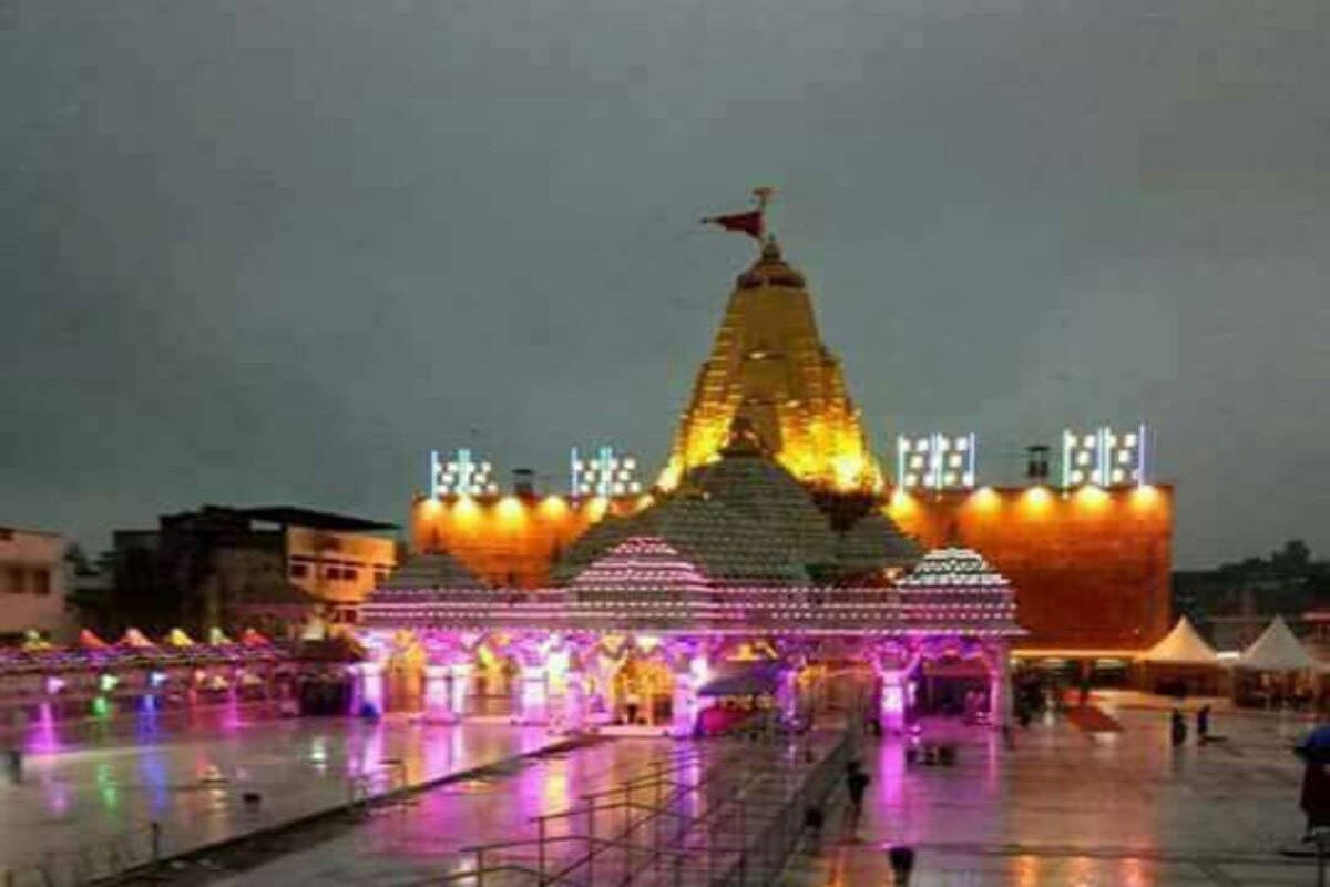 મળતી માહિતી પ્રમાણે સરકારની માર્ગદર્શિકા અન્વયે જિલ્લા વહિવટીતંત્ર બનસાકાંઠા અને શ્રી આરાસુરી અંબાજી માતા દેવસ્થાન ટ્રસ્ટ અંબાજી દ્વારા યાત્રાળુઓ માટે યોગ્ય સુવિધાઓ ઉપલબ્ધ કરવામાં આવી છે. હાલતમાં નવરાત્રીના સમયગાળાને ધ્યાનમાં રાખીને અને ભક્તોનો ખૂબ જ ધસારો રહે છે. મળતી માહિતી પ્રમાણે સરકારની માર્ગદર્શિકા અન્વયે જિલ્લા વહિવટીતંત્ર બનસાકાંઠા અને શ્રી આરાસુરી અંબાજી માતા દેવસ્થાન ટ્રસ્ટ અંબાજી દ્વારા યાત્રાળુઓ માટે યોગ્ય સુવિધાઓ ઉપલબ્ધ કરવામાં આવી છે. હાલતમાં નવરાત્રીના સમયગાળાને ધ્યાનમાં રાખીને અને ભક્તોનો ખૂબ જ ધસારો રહે છે.