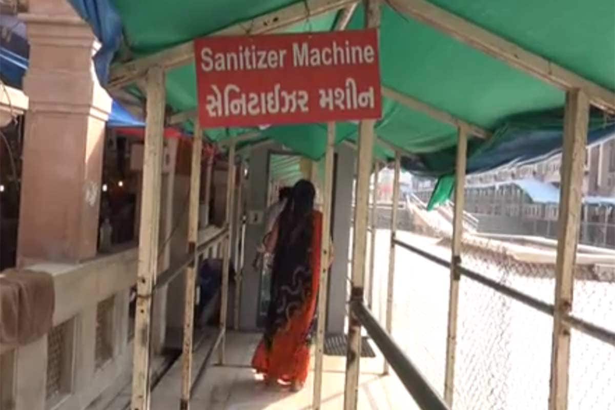 પ્રસાદ બોક્સમાં જ આપવામાં આવશે: સરકારે પહેલા નવરાત્રી દરમિયાન પ્રસાદ પર પ્રતિબંધ મૂકી દીધો હતો. જે બાદમાં સરકારે બોક્સમાં પ્રસાદ આપવાની છૂટ આપી હોવાથી અંબાજી મંદિર ખાતે ભક્તોને બોક્સમાં જ પ્રસાદ આપવામાં આવશે. જોકે, આ વર્ષે ગત વર્ષની સરખામણીમાં પ્રસાદના ખૂબ ઓછા બોક્સ બનાવવામાં આવશે. પ્રસાદ બોક્સમાં જ આપવામાં આવશે: સરકારે પહેલા નવરાત્રી દરમિયાન પ્રસાદ પર પ્રતિબંધ મૂકી દીધો હતો. જે બાદમાં સરકારે બોક્સમાં પ્રસાદ આપવાની છૂટ આપી હોવાથી અંબાજી મંદિર ખાતે ભક્તોને બોક્સમાં જ પ્રસાદ આપવામાં આવશે. જોકે, આ વર્ષે ગત વર્ષની સરખામણીમાં પ્રસાદના ખૂબ ઓછા બોક્સ બનાવવામાં આવશે.
