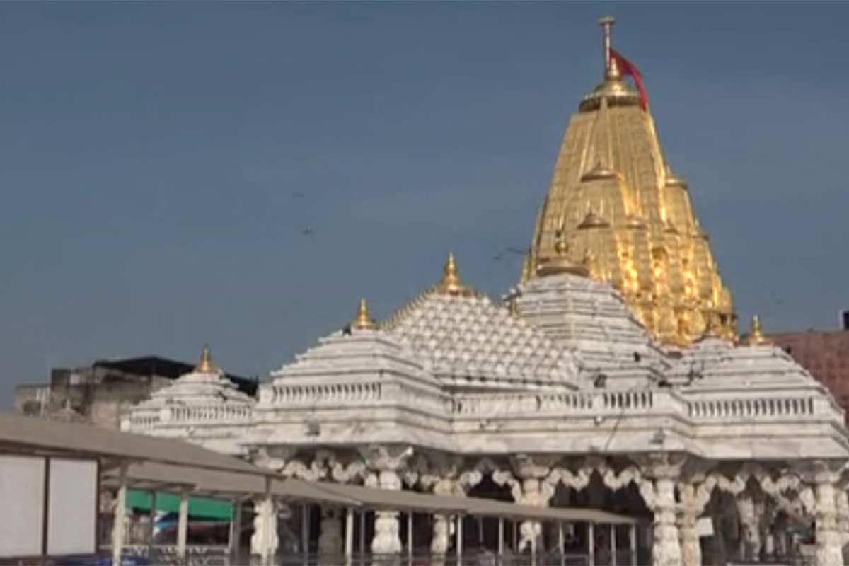 મહેન્દ્ર અગ્રવાલ, બનાસકાંઠા: આવતીકાલ એટલે કે 17 ઓક્ટોબરથી શારદીય નવરાત્રી (Navratri 2020)નો પ્રારંભ થઇ રહ્યો છે. નવરાત્રીની ખેલૈયાઓ આતુરતાથી રાહ જોતા હોય છે પરંતુ આ વખતે કોરોનાએ નવરાત્રીની મજા બગાડી છે. કોવિડ-19ને કારણે ચાલુ વર્ષે કોઈ પણ જાતના ગરબાનું આયોજન કરાશે નહીં. સાથે સાથે કેટલાક મંદિરો પણ કોરોનાનું સંક્રમણ ન ફેલાય તે માટે નવરાત્રી દરમિયાન બંધ રહેવાના છે. નવરાત્રી દરમિયાન ગુજરાતનું પ્રસિદ્ધ શક્તિપીઠ અંબાજી મા મંદિર (Shaktipeeth Shri Aarasuri Amba Ji Temple)દર્શનાર્થીઓ માટે ખુલ્લું રહે તેવી વ્યવસ્થા કરવામાં આવી છે. અંબાજી મંદિરમાં નવરાત્રી દરમિયાન કોરોનાનું સંક્રમણ ન વધે તે માટે મંદિર ટ્રસ્ટ દ્વારા સંપૂર્ણ તૈયારીઓ પૂર્ણ કરવામાં આવી છે. મહેન્દ્ર અગ્રવાલ, બનાસકાંઠા: આવતીકાલ એટલે કે 17 ઓક્ટોબરથી શારદીય નવરાત્રી (Navratri 2020)નો પ્રારંભ થઇ રહ્યો છે. નવરાત્રીની ખેલૈયાઓ આતુરતાથી રાહ જોતા હોય છે પરંતુ આ વખતે કોરોનાએ નવરાત્રીની મજા બગાડી છે. કોવિડ-19ને કારણે ચાલુ વર્ષે કોઈ પણ જાતના ગરબાનું આયોજન કરાશે નહીં. સાથે સાથે કેટલાક મંદિરો પણ કોરોનાનું સંક્રમણ ન ફેલાય તે માટે નવરાત્રી દરમિયાન બંધ રહેવાના છે. નવરાત્રી દરમિયાન ગુજરાતનું પ્રસિદ્ધ શક્તિપીઠ અંબાજી મા મંદિર (Shaktipeeth Shri Aarasuri Amba Ji Temple)દર્શનાર્થીઓ માટે ખુલ્લું રહે તેવી વ્યવસ્થા કરવામાં આવી છે. અંબાજી મંદિરમાં નવરાત્રી દરમિયાન કોરોનાનું સંક્રમણ ન વધે તે માટે મંદિર ટ્રસ્ટ દ્વારા સંપૂર્ણ તૈયારીઓ પૂર્ણ કરવામાં આવી છે.