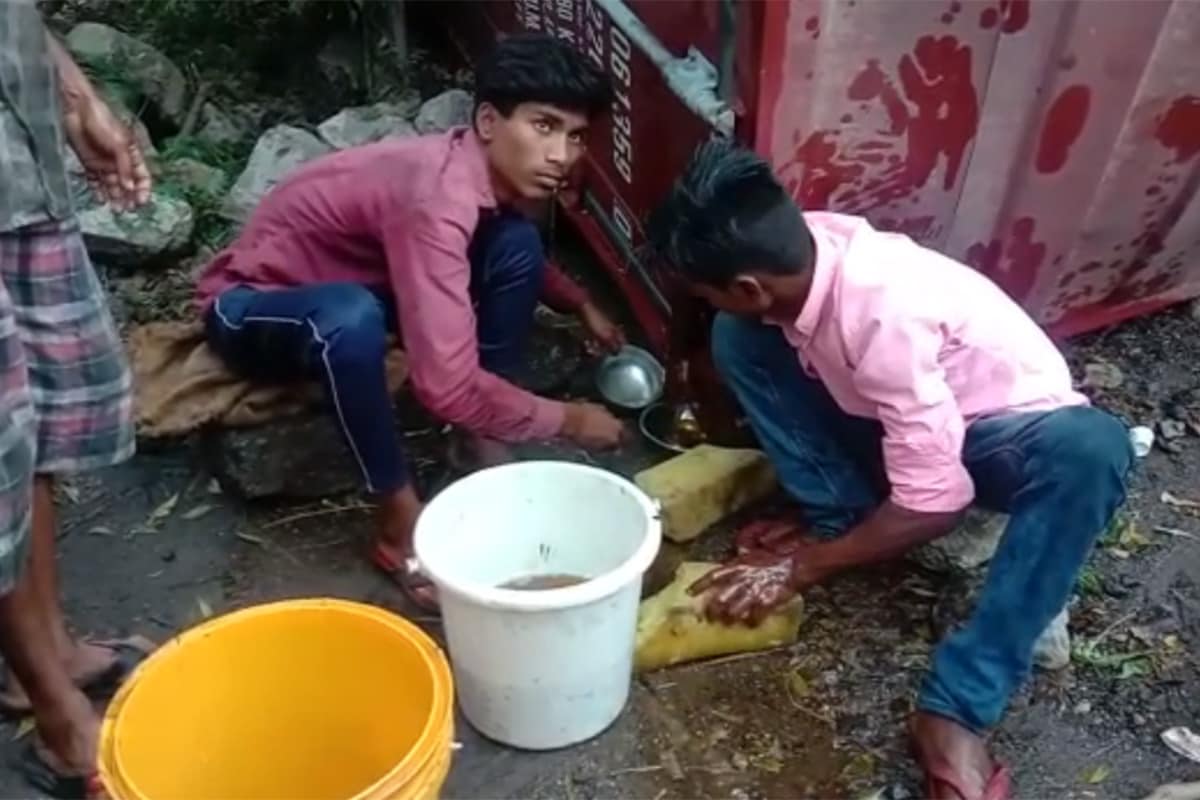 મળતી માહિતી પ્રમાણે બગસરાના જેતપુર રોડ ખાતે ગતમોડી રાત્રે એક ટેન્કર પલટી ગયું હતું. ડ્રાઇવરે સ્ટિયરિંગ પરથી કાબૂ ગુમાવી દીધા બાદ ટેન્કર રસ્તાની બાજુમાં પલટી ગયું હતું. આ ટેન્કરમાં સિંગતેલ ભરેલું હતું. ટેન્કર પલટી ગયા બાદ સિંગતેલ રસ્તા પર જ ઢોળાયું હતું. આ બનાવમાં ડ્રાઇવરનો આબાદ બચાવ થયો હતો. મળતી માહિતી પ્રમાણે બગસરાના જેતપુર રોડ ખાતે ગતમોડી રાત્રે એક ટેન્કર પલટી ગયું હતું. ડ્રાઇવરે સ્ટિયરિંગ પરથી કાબૂ ગુમાવી દીધા બાદ ટેન્કર રસ્તાની બાજુમાં પલટી ગયું હતું. આ ટેન્કરમાં સિંગતેલ ભરેલું હતું. ટેન્કર પલટી ગયા બાદ સિંગતેલ રસ્તા પર જ ઢોળાયું હતું. આ બનાવમાં ડ્રાઇવરનો આબાદ બચાવ થયો હતો.