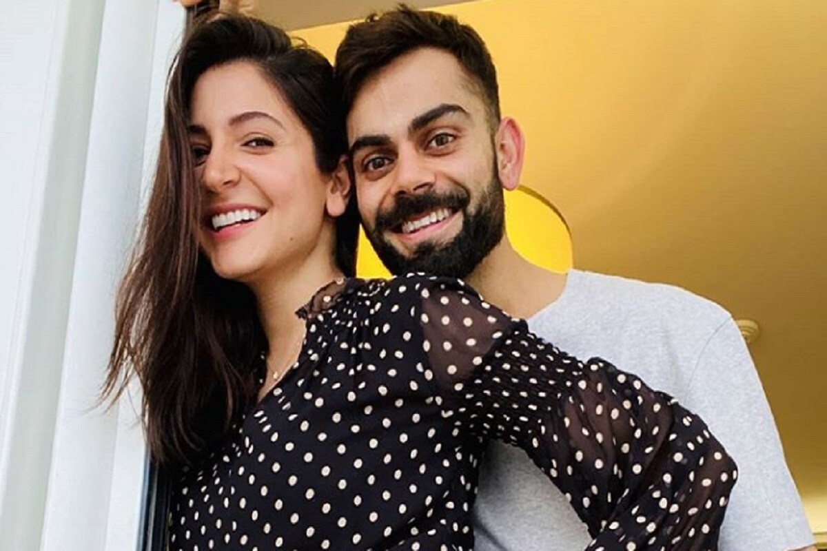 નવી દિલ્હી : ભારતીય કેપ્ટન વિરાટ કોહલીએ (Virat Kohli) આઈપીએલની (IPL-2020)શરૂઆત પહેલા પોતાના પ્રશંસકો સાથે ખુશખબરી શેક કરી હતી કે તે જાન્યુઆરી-2021માં પિતા બનવાનો છે. આ કારણે તે આઈપીએલ રમવા યૂએઈ પહોંચ્યો તો ચાર્ટડ પ્લેનમાં તેની સાથે પત્ની અનુષ્કા શર્મા (Anushka Sharma) પણ પહોંચી હતી. અનુષ્કા અહીંથી કોહલી સાથે ઓસ્ટ્રેલિયા પણ જઈ શકે છે. કોહલી ઓસ્ટ્રેલિયામાં અનુષ્કા સાથે સમય પસાર કરી શકે તે માટે બીસીસીઆઈ ખાસ તૈયારીમાં છે. નવી દિલ્હી : ભારતીય કેપ્ટન વિરાટ કોહલીએ (Virat Kohli) આઈપીએલની (IPL-2020)શરૂઆત પહેલા પોતાના પ્રશંસકો સાથે ખુશખબરી શેક કરી હતી કે તે જાન્યુઆરી-2021માં પિતા બનવાનો છે. આ કારણે તે આઈપીએલ રમવા યૂએઈ પહોંચ્યો તો ચાર્ટડ પ્લેનમાં તેની સાથે પત્ની અનુષ્કા શર્મા (Anushka Sharma) પણ પહોંચી હતી. અનુષ્કા અહીંથી કોહલી સાથે ઓસ્ટ્રેલિયા પણ જઈ શકે છે. કોહલી ઓસ્ટ્રેલિયામાં અનુષ્કા સાથે સમય પસાર કરી શકે તે માટે બીસીસીઆઈ ખાસ તૈયારીમાં છે.