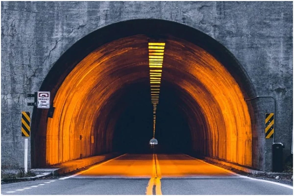 Worlds longest Atal Tunnel- વડાપ્રધાન નરેન્દ્ર મોદી હિમાચલપ્રદેશનાં રોહતાંગમાં 10,040 ફૂટની ઊંચાઇ પર આવેલી દુનિયાની સૌથી લાંબી ટનલનું આજે ઉદ્ધાટન કરવાનાં છે. પૂર્વ વડાપ્રધાન અટલ બિહારી વાજપાઇનાં નામ પર આ ટનલને બનાવવામાં આવી છે. અટલ ટનલ દ્વારા ભારતીય સેના ભારત ચીન સીમા પર જલ્દી પહોંચી શકશે. આ ટનલનાં રસ્તે લોકો મનાલીથી કેલાંગ માત્ર દોઢ કલાકમાં પહોંચી શકશે. હાલ આ અંતર કાપવામાં પાંચથી છ કલાક લાગે છે. Worlds longest Atal Tunnel- વડાપ્રધાન નરેન્દ્ર મોદી હિમાચલપ્રદેશનાં રોહતાંગમાં 10,040 ફૂટની ઊંચાઇ પર આવેલી દુનિયાની સૌથી લાંબી ટનલનું આજે ઉદ્ધાટન કરવાનાં છે. પૂર્વ વડાપ્રધાન અટલ બિહારી વાજપાઇનાં નામ પર આ ટનલને બનાવવામાં આવી છે. અટલ ટનલ દ્વારા ભારતીય સેના ભારત ચીન સીમા પર જલ્દી પહોંચી શકશે. આ ટનલનાં રસ્તે લોકો મનાલીથી કેલાંગ માત્ર દોઢ કલાકમાં પહોંચી શકશે. હાલ આ અંતર કાપવામાં પાંચથી છ કલાક લાગે છે.