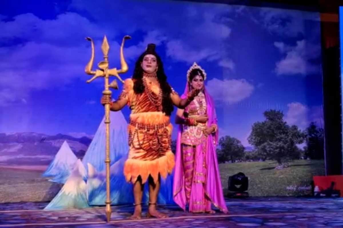 સુભાષ મલિકે કહ્યું કે, તેના માટે સો ફુટ ઊંચું રાવણનું પૂતળું તૈયાર કરવામાં આવ્યું છે. તેઓએ કહ્યું ક, અમે આ પ્રસંગે મુખય અતિથિ બનવા માટે વડાપ્રધાન નરેન્દ્ર મોદીને આમંત્રણ આપ્યું છે. નોંધનીય છે કે, અયોધ્યામાં રજૂ થતી રામલીલામાં ભોજપુરી ફિલ્મ સ્ટાર અને સાંસદ રવિ કિશન ભરતને રોલ પ્લે કરી રહ્યા છે. બીજી તરફ ગાયક અને પૂર્વ દિલ્હી બીજેપી અધ્યક્ષ મનોજ તિવારી અંગદની ભૂમિકામાં છે. સુભાષ મલિકે કહ્યું કે, તેના માટે સો ફુટ ઊંચું રાવણનું પૂતળું તૈયાર કરવામાં આવ્યું છે. તેઓએ કહ્યું ક, અમે આ પ્રસંગે મુખય અતિથિ બનવા માટે વડાપ્રધાન નરેન્દ્ર મોદીને આમંત્રણ આપ્યું છે. નોંધનીય છે કે, અયોધ્યામાં રજૂ થતી રામલીલામાં ભોજપુરી ફિલ્મ સ્ટાર અને સાંસદ રવિ કિશન ભરતને રોલ પ્લે કરી રહ્યા છે. બીજી તરફ ગાયક અને પૂર્વ દિલ્હી બીજેપી અધ્યક્ષ મનોજ તિવારી અંગદની ભૂમિકામાં છે.