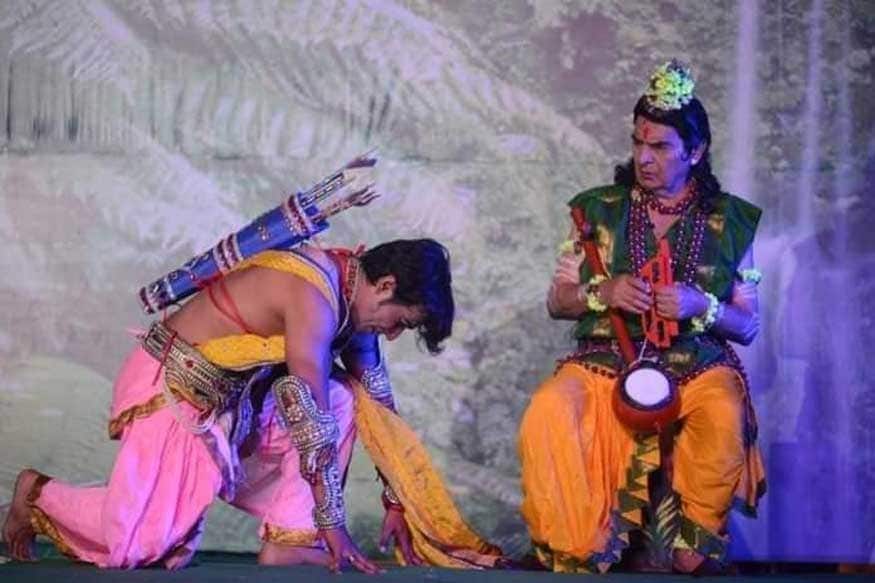 રામલીલાના નિર્દેશક સુભાષ મલિકે કહ્યું કે દૂરદર્શન, યૂટ્યૂબ અને અન્ય સોશિયલ મીડિયા મંચો પર દર્શાવવામાં આવી રહેલી રામલીલાએ એક કીર્તિમાન રચી દીધો છે કારણ કે તેના દર્શકોની સંખ્યા 10 કરોડને પાર થઈ ગઈ છે. રામલીલાના નિર્દેશક સુભાષ મલિકે કહ્યું કે દૂરદર્શન, યૂટ્યૂબ અને અન્ય સોશિયલ મીડિયા મંચો પર દર્શાવવામાં આવી રહેલી રામલીલાએ એક કીર્તિમાન રચી દીધો છે કારણ કે તેના દર્શકોની સંખ્યા 10 કરોડને પાર થઈ ગઈ છે.