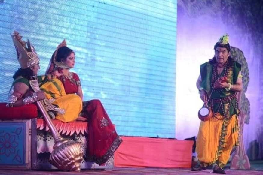 મૂળે, 9 દિવસીય રામલીલાનું પ્રસારણ અહીં સરયુ નદીના કિનારે સ્થિત લક્ષ્મણ કિલ્લા મંદિરથી કરવામાં આવી રહ્યું છે. તેમાં ફિલ્મી કલાકારો અને અભિનેતાથી નેતા બનેલા લોકો અભિનય કરી રહ્યા છે. રામલીલાનું પ્રસારણ ઉર્દૂ સહિત 14 ભાષાઓમાં કરવામાં આવી રહ્યું છે. મૂળે, 9 દિવસીય રામલીલાનું પ્રસારણ અહીં સરયુ નદીના કિનારે સ્થિત લક્ષ્મણ કિલ્લા મંદિરથી કરવામાં આવી રહ્યું છે. તેમાં ફિલ્મી કલાકારો અને અભિનેતાથી નેતા બનેલા લોકો અભિનય કરી રહ્યા છે. રામલીલાનું પ્રસારણ ઉર્દૂ સહિત 14 ભાષાઓમાં કરવામાં આવી રહ્યું છે.