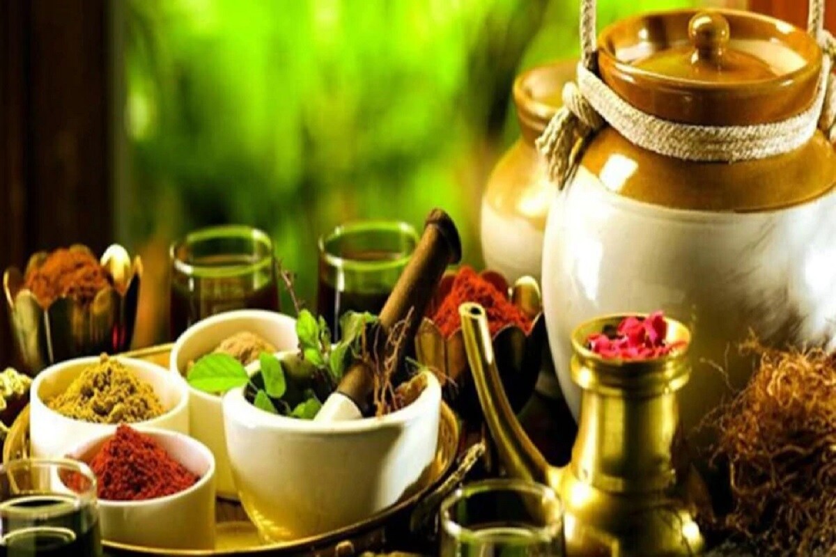 એક અધિકારી પ્રમાણે દેશના વિવિધ ભાગોમાં આના ઉપયોગથી જાણવા મળ્યું છે કે કોવિડ-19ની સારવાર માં આયુર્વેદ અને યોગનો મહત્વનો રોલ છે. આ પ્રોટોકોલ આયુષ રિસર્ચ એન્ડ ડેવલોપમેન્ટ ટાસ્ક ફોર્સની ભલામણોના આધારે તૈયાર કરવામાં આવ્યો છે. એવો દાવો કરવામાં આવે છે કે સારવાર માટે પારંપરિક રીતે કોવિડ-19ના તમામ લક્ષણોને કાબૂમાં લઈ શકાય છે. એક અધિકારી પ્રમાણે દેશના વિવિધ ભાગોમાં આના ઉપયોગથી જાણવા મળ્યું છે કે કોવિડ-19ની સારવાર માં આયુર્વેદ અને યોગનો મહત્વનો રોલ છે. આ પ્રોટોકોલ આયુષ રિસર્ચ એન્ડ ડેવલોપમેન્ટ ટાસ્ક ફોર્સની ભલામણોના આધારે તૈયાર કરવામાં આવ્યો છે. એવો દાવો કરવામાં આવે છે કે સારવાર માટે પારંપરિક રીતે કોવિડ-19ના તમામ લક્ષણોને કાબૂમાં લઈ શકાય છે.
