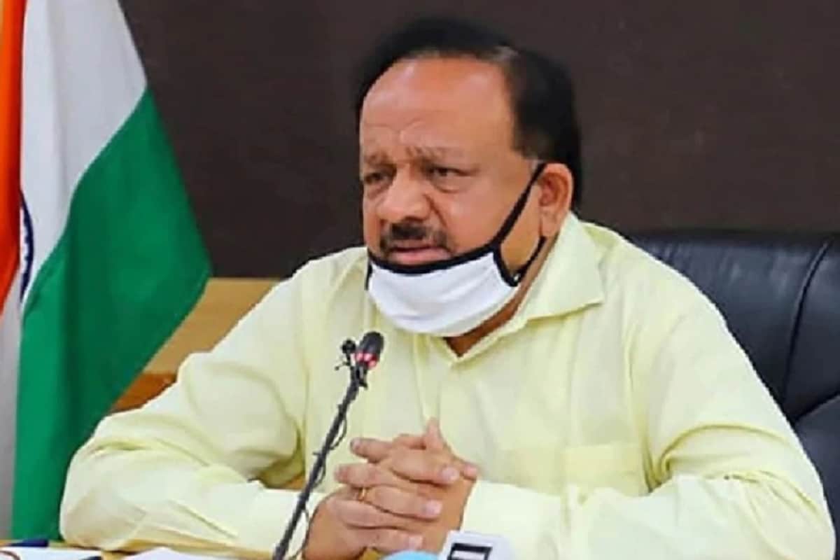 ગળામાં દર્દ, થાક, શ્વાસ લેવામાં તકલીફ, હાઈપોક્સિયા, તાવ, માથામાં દુખાવા જેવા લક્ષણોમાં રાહત મેળવવા માટે આ ઉપાયોગ કારગર છે. અશ્વગંધા, ચ્વવનપ્રાશ, નાગરાદિ કશાયં સિતોપલાદિ ચૂર્ણ અને વ્યોષાદિ વટી જેવી જડી બુટીઓ અને મિશ્રણોને આ પ્રોટોકોલમાં સમાવવામાં આવ્યા છે. આ બધી જ આયુર્વેદીક દવાઓ આયુર્વેદિક પ્રેક્ટિશનરની સલાહ સાથે દર્દીઓની આપી શકાય છે. (સ્વાસ્થ્ય મંત્રી ડો. હર્ષવર્ધન) ગળામાં દર્દ, થાક, શ્વાસ લેવામાં તકલીફ, હાઈપોક્સિયા, તાવ, માથામાં દુખાવા જેવા લક્ષણોમાં રાહત મેળવવા માટે આ ઉપાયોગ કારગર છે. અશ્વગંધા, ચ્વવનપ્રાશ, નાગરાદિ કશાયં સિતોપલાદિ ચૂર્ણ અને વ્યોષાદિ વટી જેવી જડી બુટીઓ અને મિશ્રણોને આ પ્રોટોકોલમાં સમાવવામાં આવ્યા છે. આ બધી જ આયુર્વેદીક દવાઓ આયુર્વેદિક પ્રેક્ટિશનરની સલાહ સાથે દર્દીઓની આપી શકાય છે. (સ્વાસ્થ્ય મંત્રી ડો. હર્ષવર્ધન)