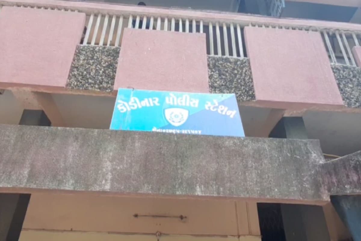 સગીરાના દાદી જે અન્ય જીલ્લામાં રેહતાં હોય તેણે કરેલ ફરિયાદ મુજબ સગીરાના નાની તેમજ મામા અને અન્ય મહિલા સહિત ત્રણ વ્યક્તીની મદદગારી કરી અને પ્રવીણ ઝાલાએ સગીરાનો હવસનો શિકાર બનાવી હોવાની ફરિયાદ કોડીનાર પોલીસમાં નોધાવી હતી. તો આ બનાવ બાબતે વેરાવળ એસપી કચેરી ખાતે આરોપીઓ પર સખત કાર્યવાહી કરાય તેવું એક સમાજ દ્રારા આવેદન પણ અપાયું છે. સગીરાના દાદી જે અન્ય જીલ્લામાં રેહતાં હોય તેણે કરેલ ફરિયાદ મુજબ સગીરાના નાની તેમજ મામા અને અન્ય મહિલા સહિત ત્રણ વ્યક્તીની મદદગારી કરી અને પ્રવીણ ઝાલાએ સગીરાનો હવસનો શિકાર બનાવી હોવાની ફરિયાદ કોડીનાર પોલીસમાં નોધાવી હતી. તો આ બનાવ બાબતે વેરાવળ એસપી કચેરી ખાતે આરોપીઓ પર સખત કાર્યવાહી કરાય તેવું એક સમાજ દ્રારા આવેદન પણ અપાયું છે.