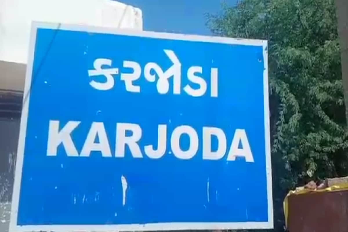 પાલનપુર તાલુકાના કરજોડા ગામે મૂળ અમદાવાદ સાબરમતી ડી કેબીન, રેલવે કોલોની કાળીગામનો 35 વર્ષીય શખ્સ હાલ પાલનપુર તાલુકાના કરજોડા ગામે ભાડાના મકાનમાં તેની પત્નીની પ્રથમ પતિથી થયેલી 13 વર્ષીય દીકરી અને પોતાની 2 વર્ષીય દીકરી સાથે રહે છે. આ નરાધમે 13 વર્ષીય દીકરી ઉપર દુષ્કર્મ ગુજારી પિતાના નામ આગળ કાળી ટીલી કરવાનું અધમ કૃત્ય આચર્યું હોવાનો પર્દાફાશ થતાં ભારે ફિટકાર પ્રસરી ગયો છે. પાલનપુર તાલુકાના કરજોડા ગામે મૂળ અમદાવાદ સાબરમતી ડી કેબીન, રેલવે કોલોની કાળીગામનો 35 વર્ષીય શખ્સ હાલ પાલનપુર તાલુકાના કરજોડા ગામે ભાડાના મકાનમાં તેની પત્નીની પ્રથમ પતિથી થયેલી 13 વર્ષીય દીકરી અને પોતાની 2 વર્ષીય દીકરી સાથે રહે છે. આ નરાધમે 13 વર્ષીય દીકરી ઉપર દુષ્કર્મ ગુજારી પિતાના નામ આગળ કાળી ટીલી કરવાનું અધમ કૃત્ય આચર્યું હોવાનો પર્દાફાશ થતાં ભારે ફિટકાર પ્રસરી ગયો છે.