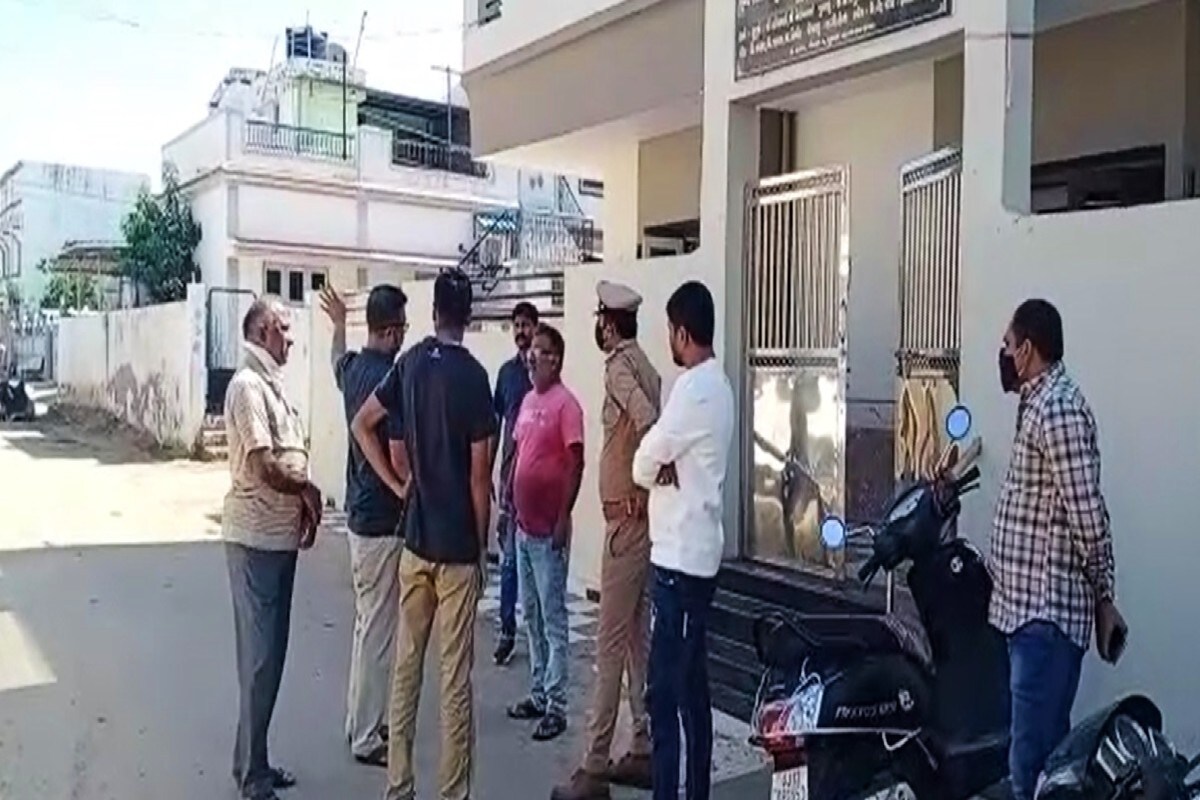 કચ્છ : કચ્છના ભચાઉનમાં (Bhachau Kutch) આજે ધોળે દિવસે લૂંટની એક ઘટના સામે આવી છે. નવરાત્રિના પર્વની વચ્ચે કોરોના કાળમાં જ્યારે તહેવારો પણ ઝાંખા છે તેવામાં દિનદહાડે મહિલા સાથે (Gold loot with woman) લૂંટની ઘટના બની છે. ભચાઉના રામવાડી વિસ્તારમાં ભદ્ર સમાજના એક મહિલાને ઠગ લોકોએ લૂંટી લેતા હાહાકાર મચી ગયો છે. પોલીસે ઘટના સ્થળે પહોંચીને તપાસ શરૂ કરી છે પરંતુ ત્યાં સુધીમાં ઠગ લૂંટ ચલાવી રફૂચક્કર થઈ ગયા હતા. કચ્છ : કચ્છના ભચાઉનમાં (Bhachau Kutch) આજે ધોળે દિવસે લૂંટની એક ઘટના સામે આવી છે. નવરાત્રિના પર્વની વચ્ચે કોરોના કાળમાં જ્યારે તહેવારો પણ ઝાંખા છે તેવામાં દિનદહાડે મહિલા સાથે (Gold loot with woman) લૂંટની ઘટના બની છે. ભચાઉના રામવાડી વિસ્તારમાં ભદ્ર સમાજના એક મહિલાને ઠગ લોકોએ લૂંટી લેતા હાહાકાર મચી ગયો છે. પોલીસે ઘટના સ્થળે પહોંચીને તપાસ શરૂ કરી છે પરંતુ ત્યાં સુધીમાં ઠગ લૂંટ ચલાવી રફૂચક્કર થઈ ગયા હતા.